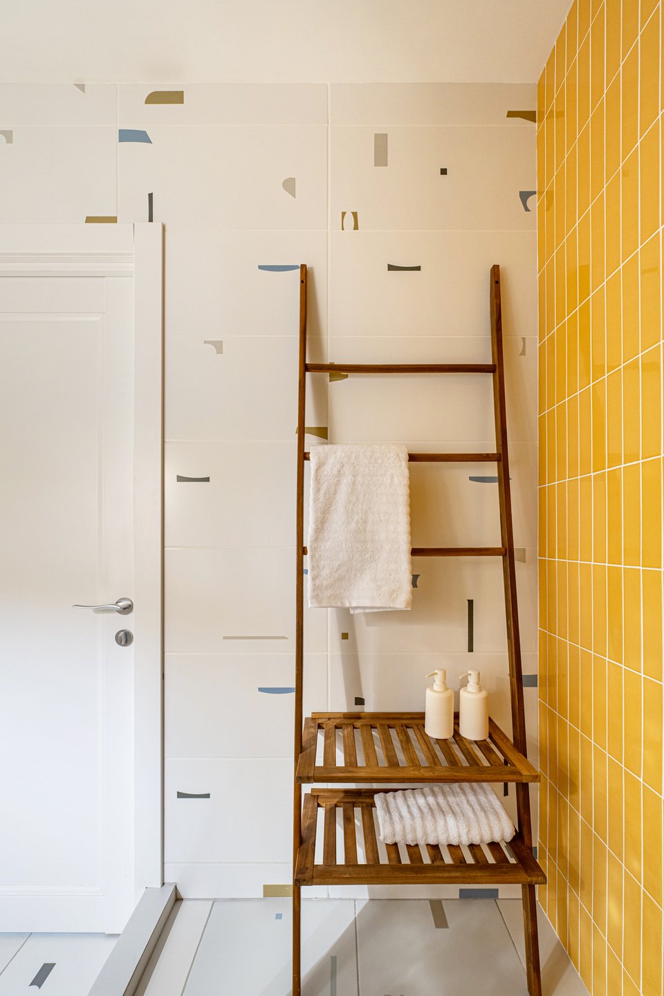 salle de bain jaune dans appartement de 64m2 à la décoration contemporaine colorée