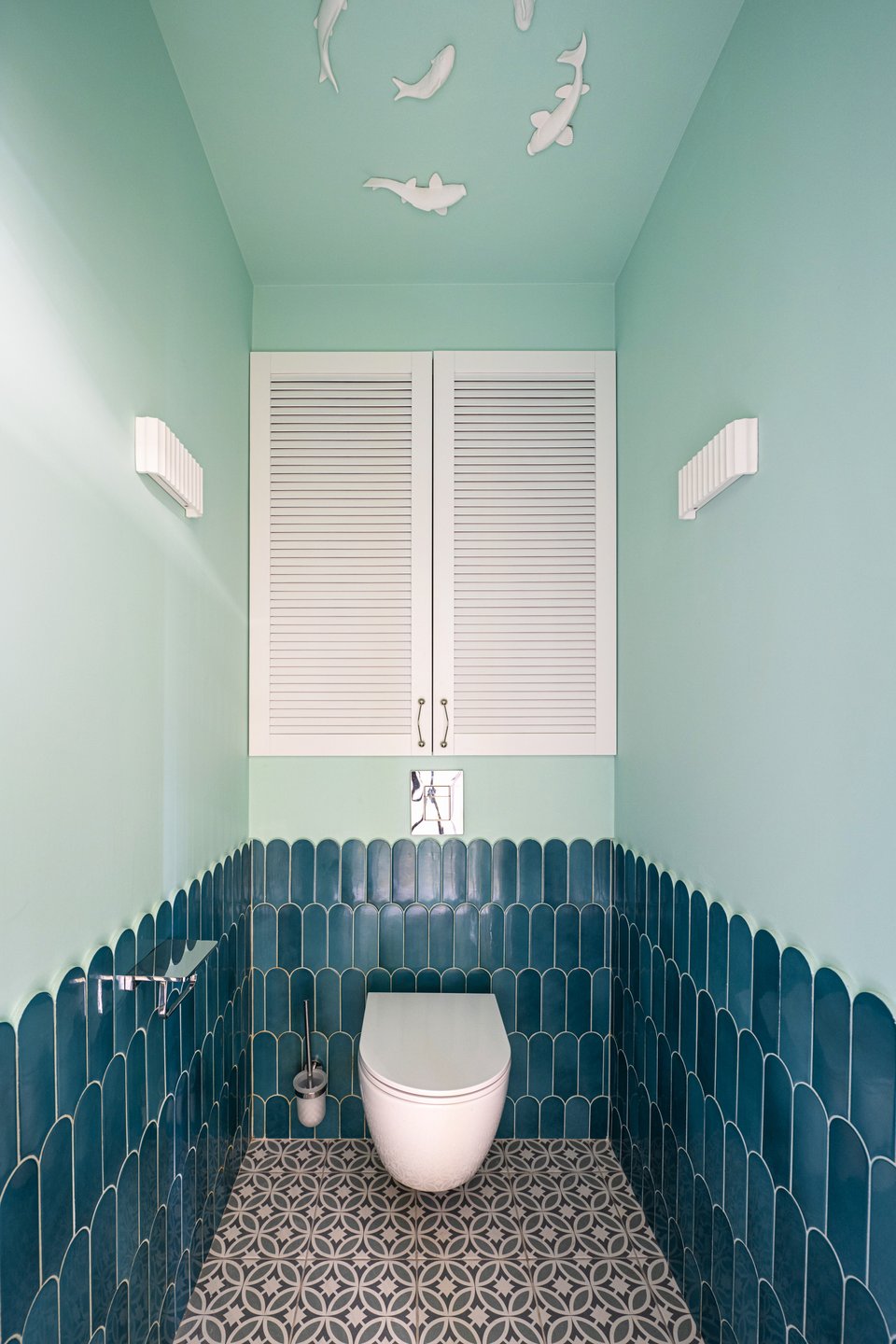 toilettes bleue et vertes dans appartement de 64m2 à la décoration contemporaine colorée