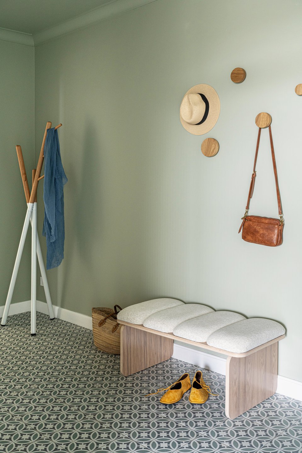 entrée vert menthe avec banc dans appartement de 64m2 à la décoration contemporaine colorée