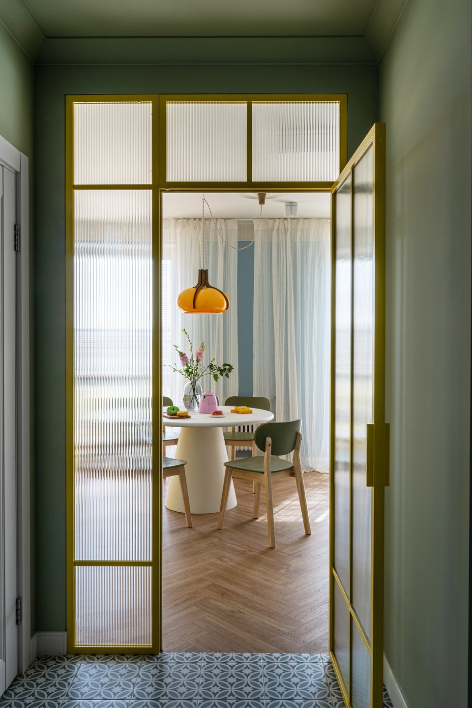 entrée vert menthe avec porte vitrée cannelée structure jaune en métal dans appartement de 64m2 à la décoration contemporaine colorée