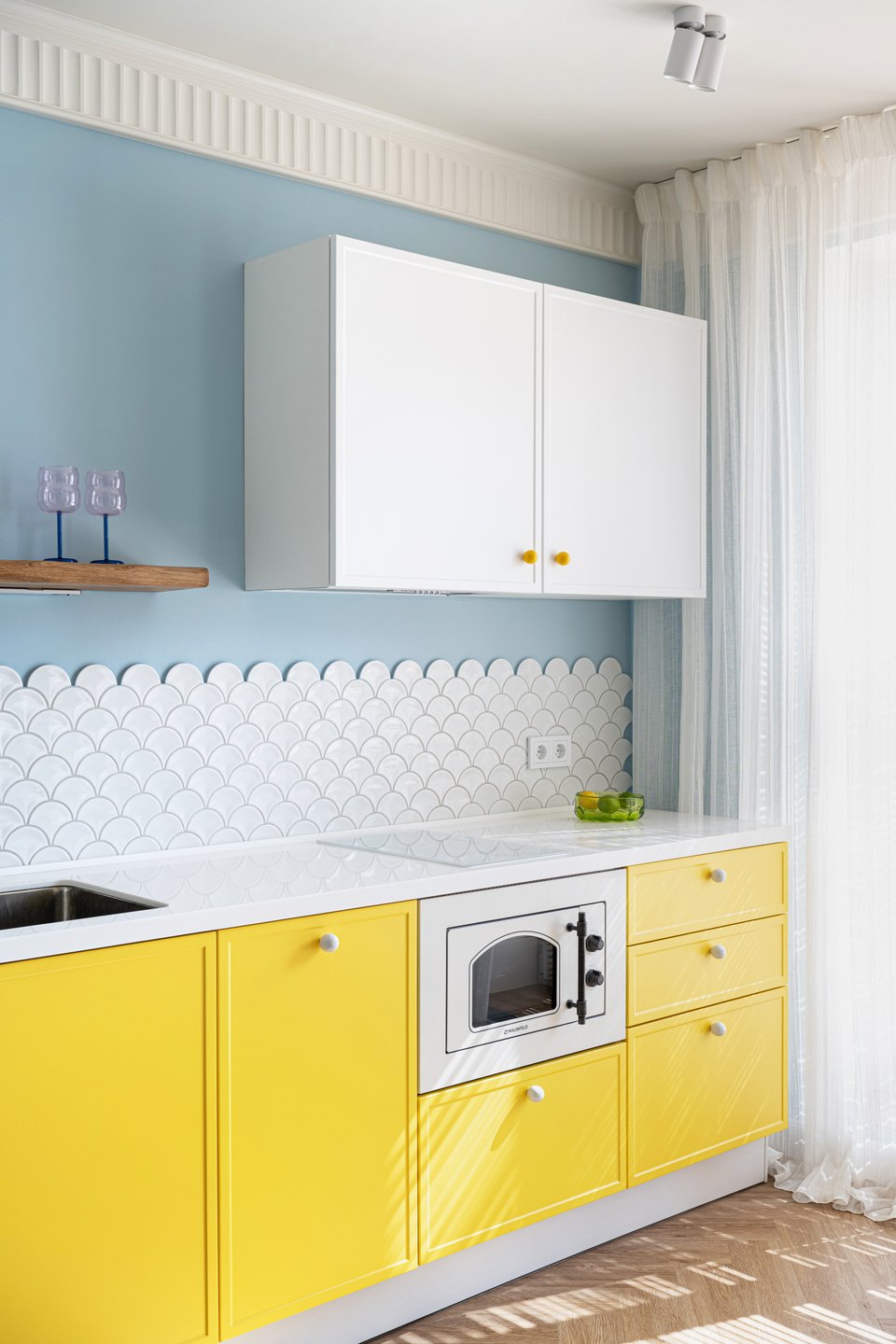 cuisine jaune murs bleus dans appartement de 64m2 à la décoration contemporaine colorée