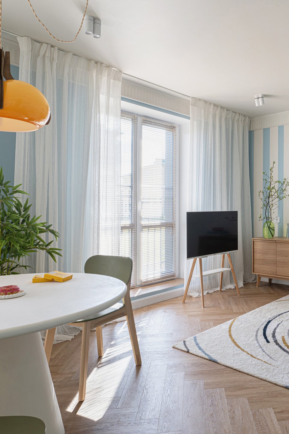 salon bleu dans appartement de 64m2 à la décoration contemporaine colorée