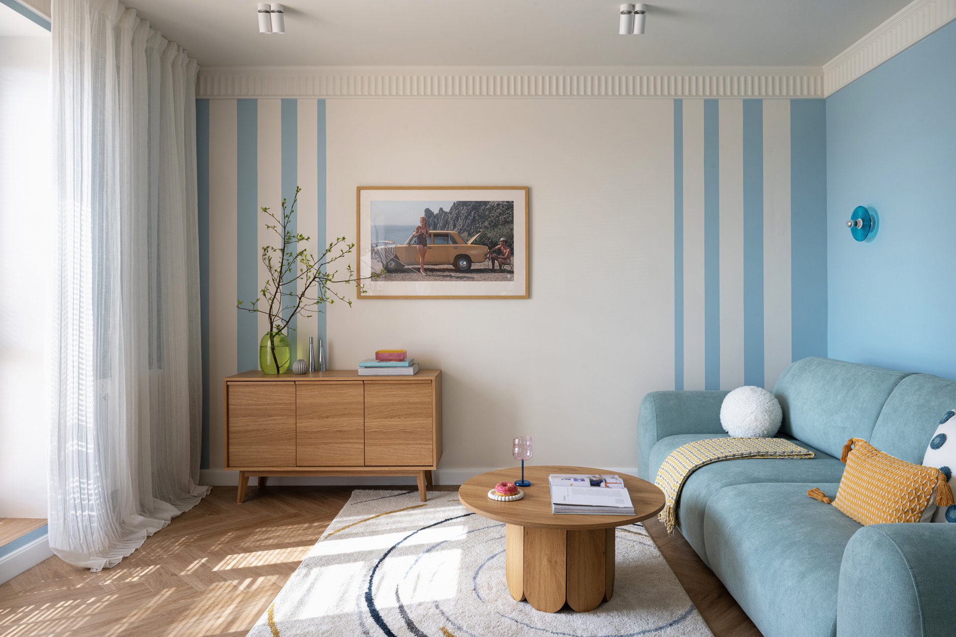 salon bleu dans appartement de 64m2 à la décoration contemporaine colorée