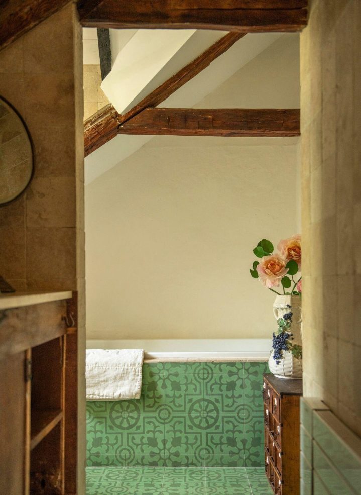 salle de bain avec poutres maison du 18è siècle dans les Catskills décoration rustique chic