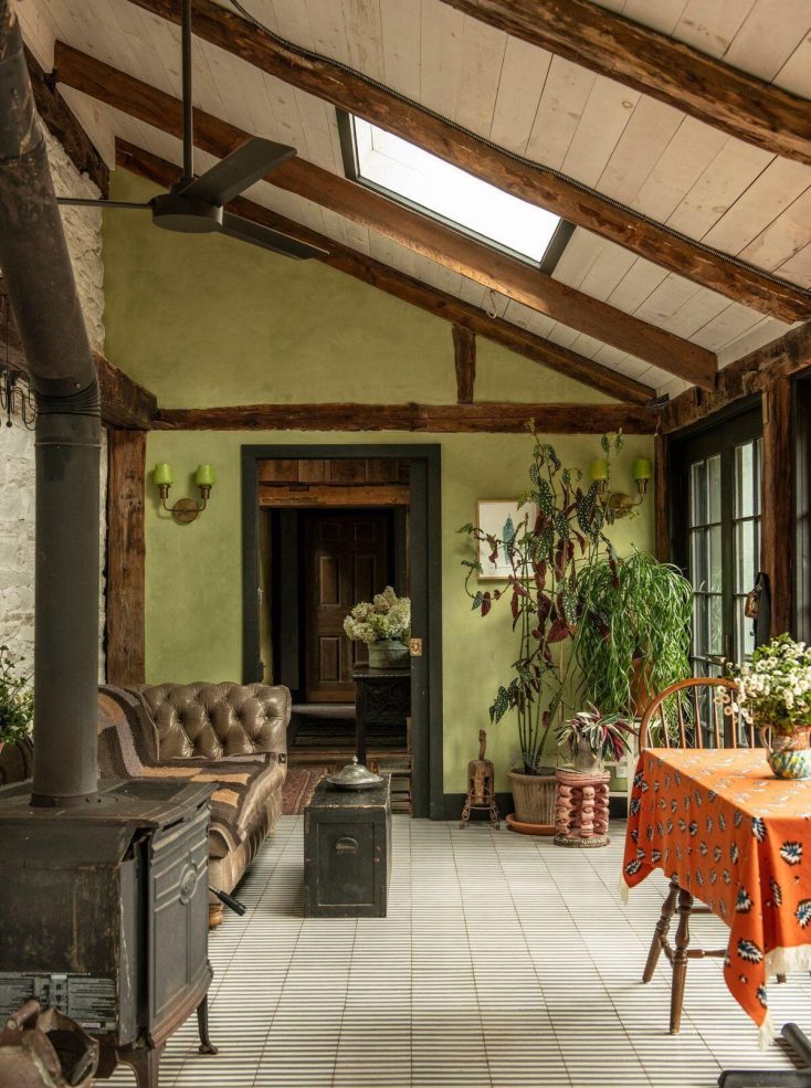 salon avec poêle dans véranda maison du 18è siècle dans les Catskills décoration rustique chic