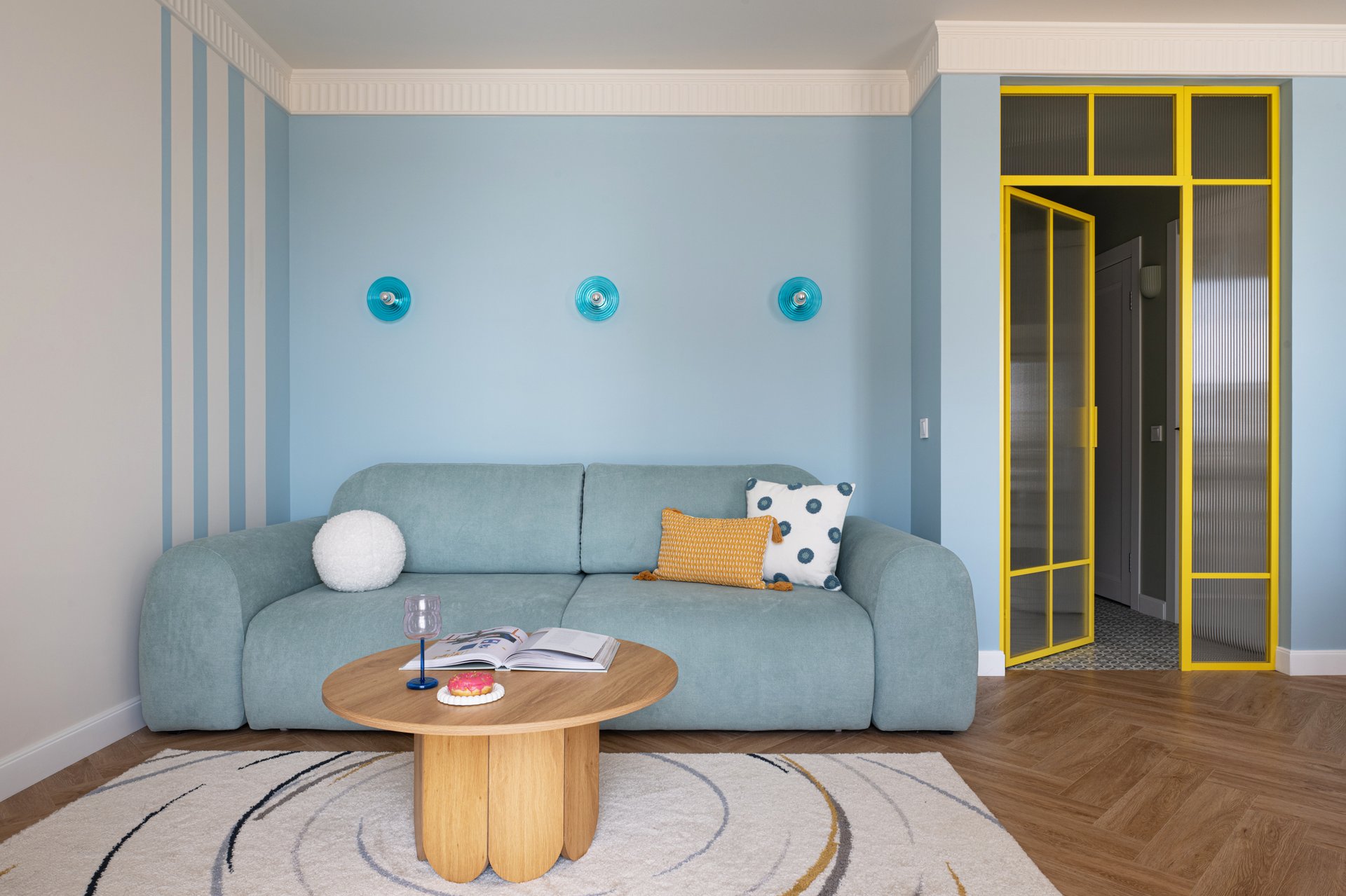 salon bleu et jaune dans appartement de 64m2 à la décoration contemporaine colorée