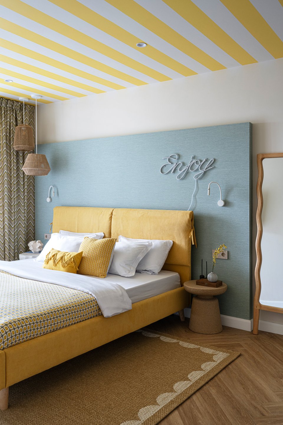 chambre bleue et jaune plafond rayé dans appartement de 64m2 à la décoration contemporaine colorée