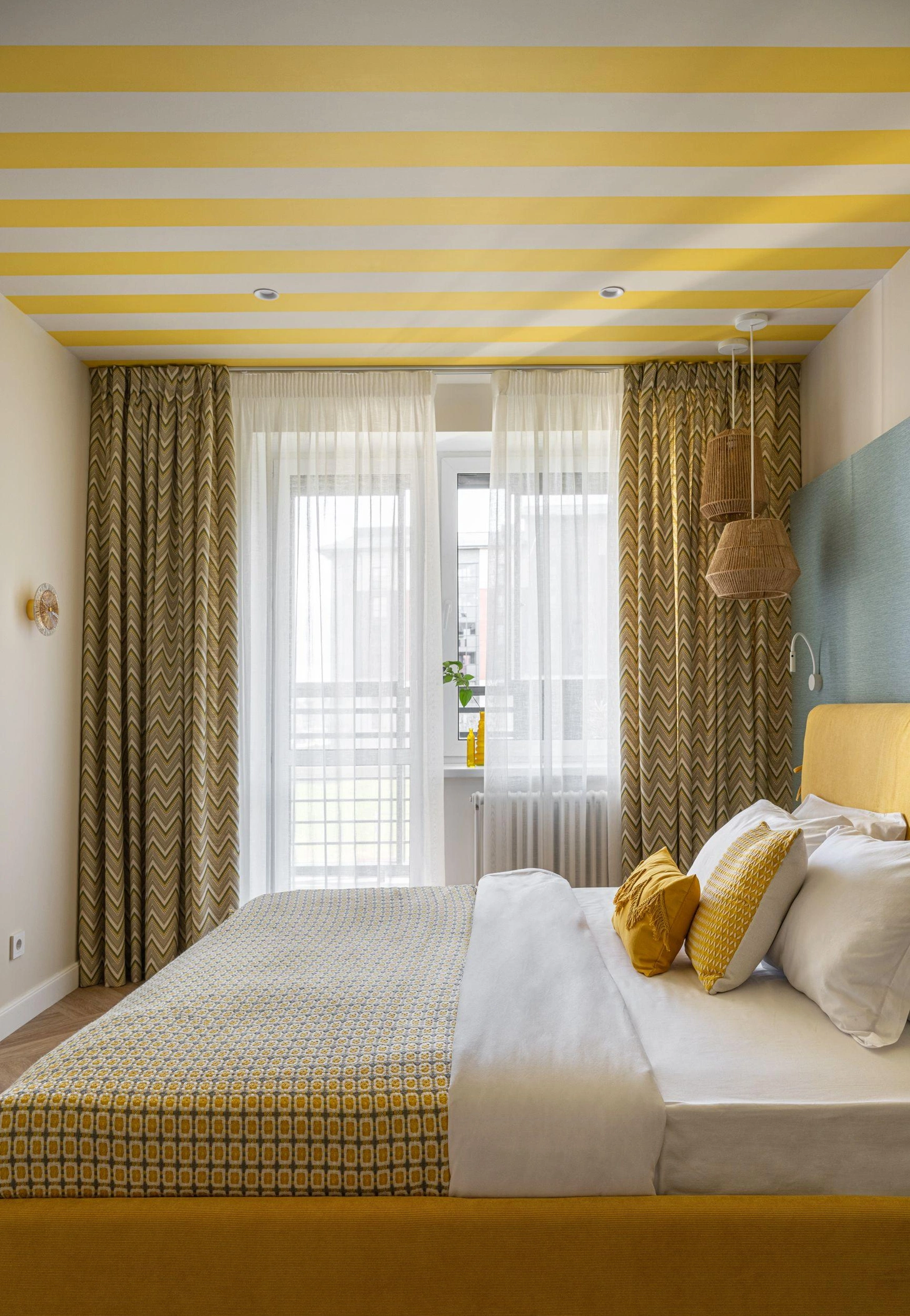 chambre bleue et jaune plafond rayé dans appartement de 64m2 à la décoration contemporaine colorée
