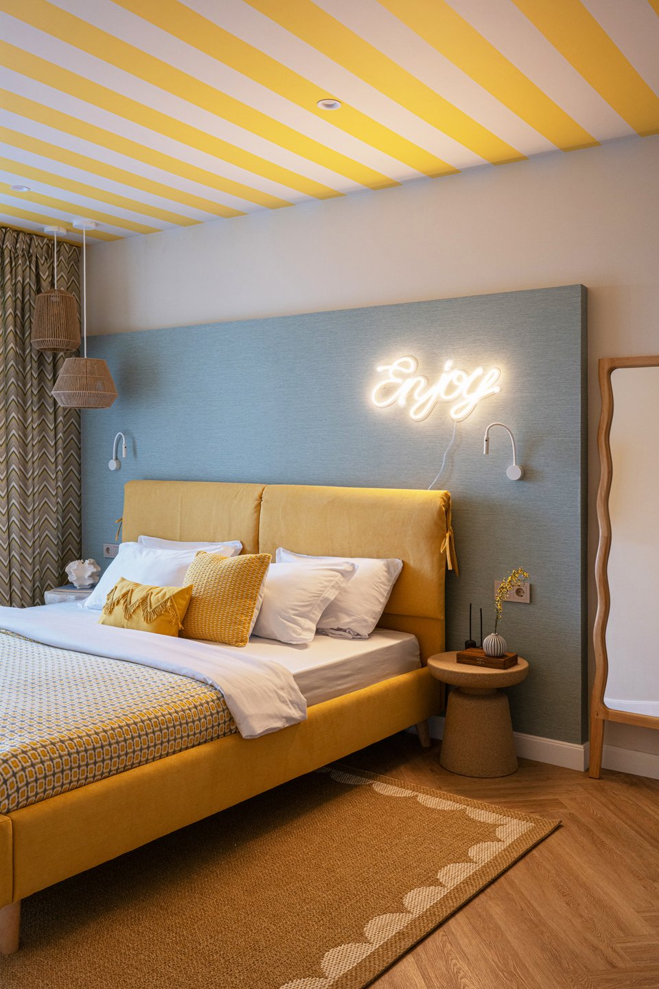 chambre bleue et jaune plafond rayé dans appartement de 64m2 à la décoration contemporaine colorée