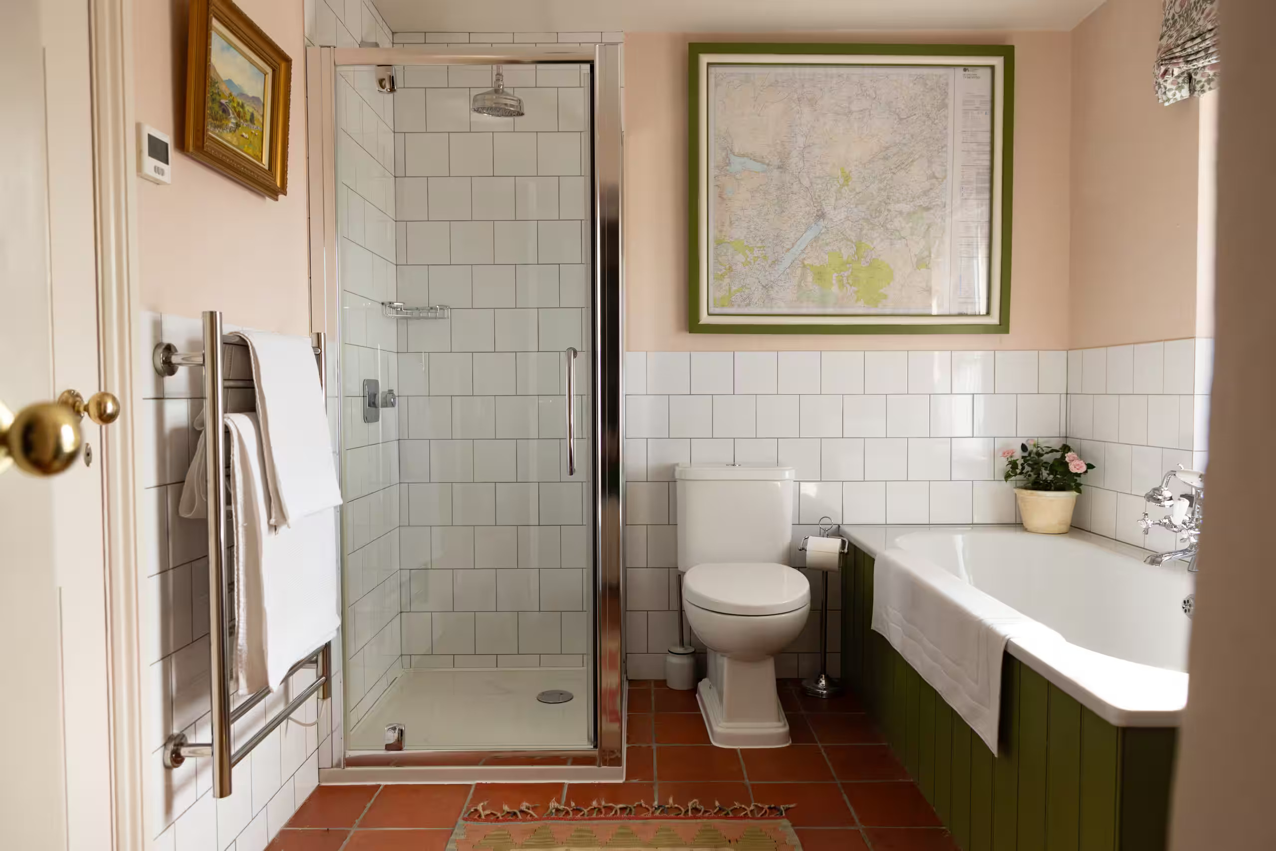salle de bain vintage sol carrelage terre cuite décoration rose et verte anglaise salle de bain vintage sol carrelage terre cuite décoration rose et verte anglaise