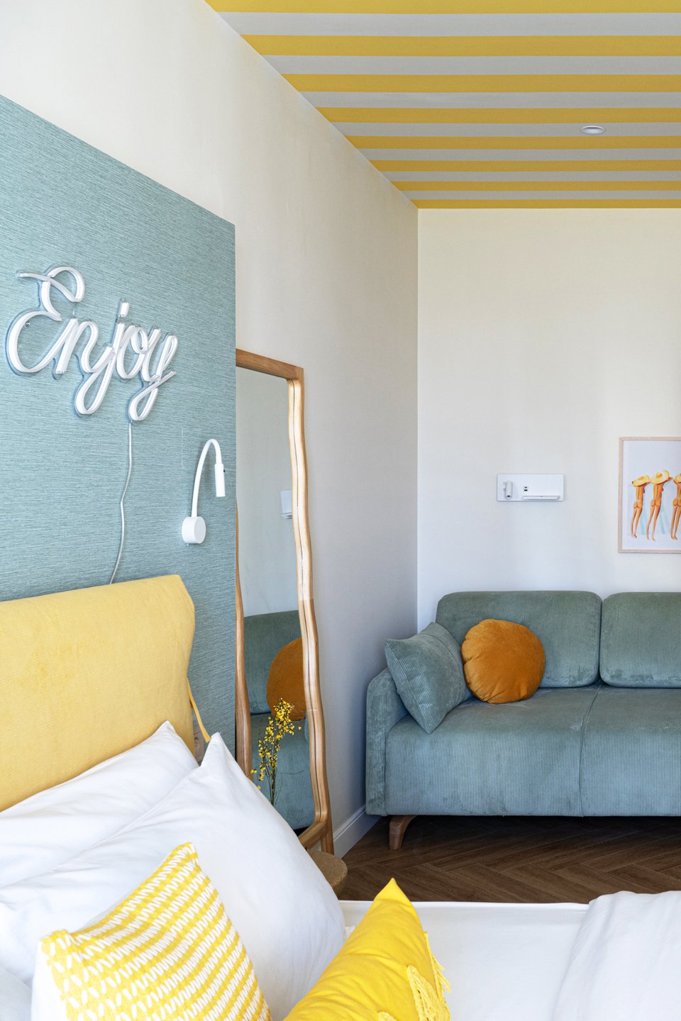 chambre bleue et jaune plafond rayé dans appartement de 64m2 à la décoration contemporaine colorée
