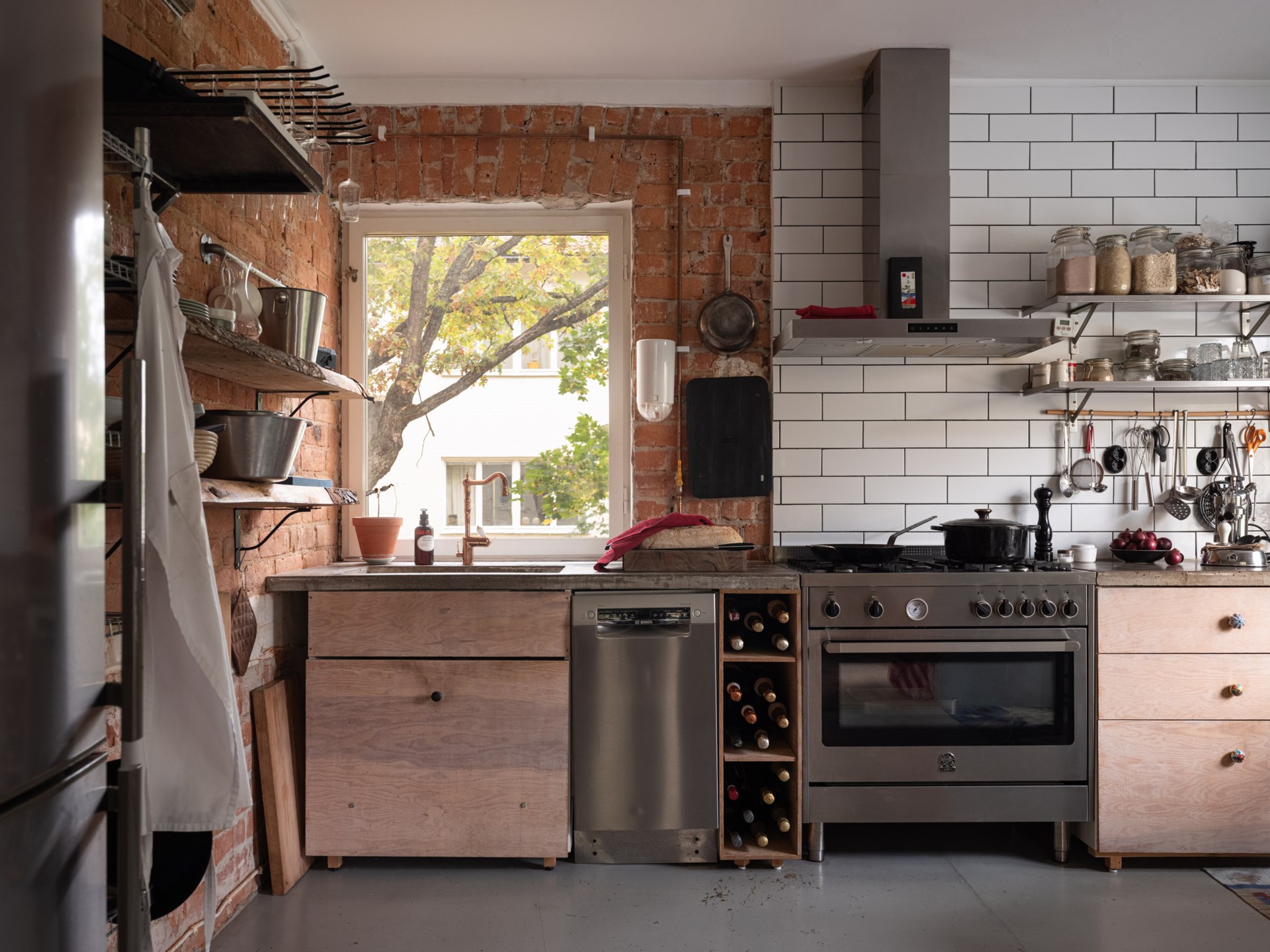 cuisine avec mur de briques anciennes décoration scandinave studio de 42m2