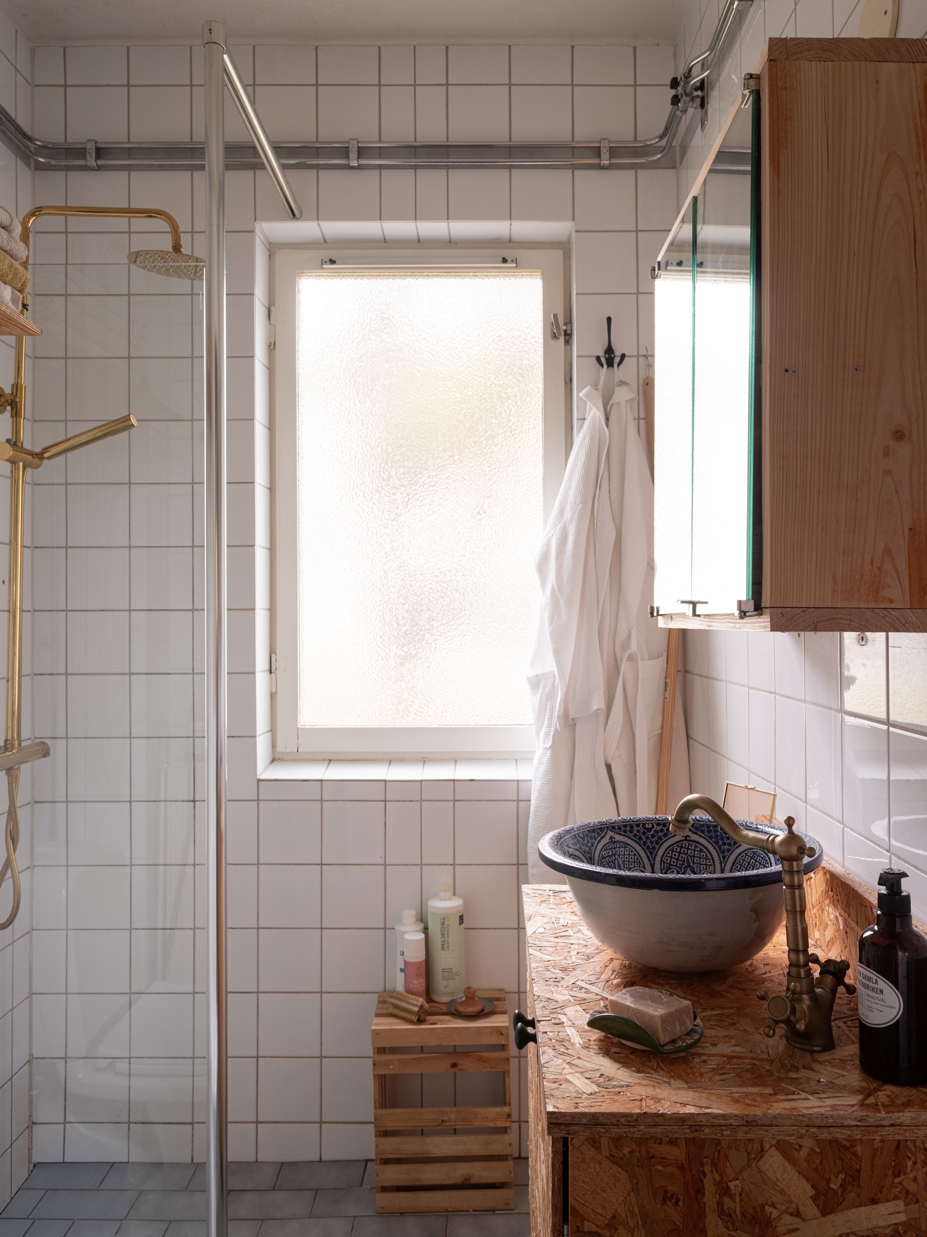 salle de bain carrelage blanc meuble vasque OSB vasque céramique marocaine 