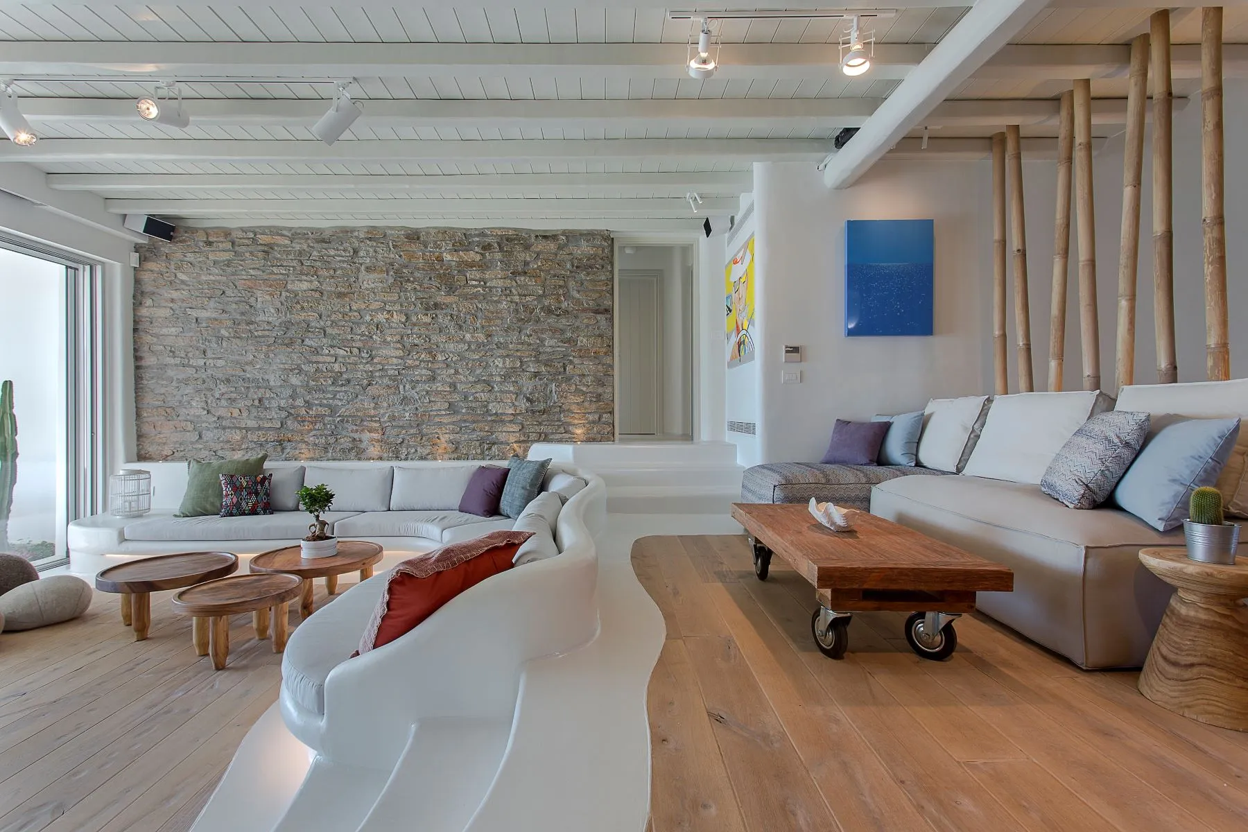 salon vue mer décoration contemporaine mur de pierres maison design à Mykonos avec piscine salon vue mer décoration contemporaine mur de pierres maison design à Mykonos avec piscine