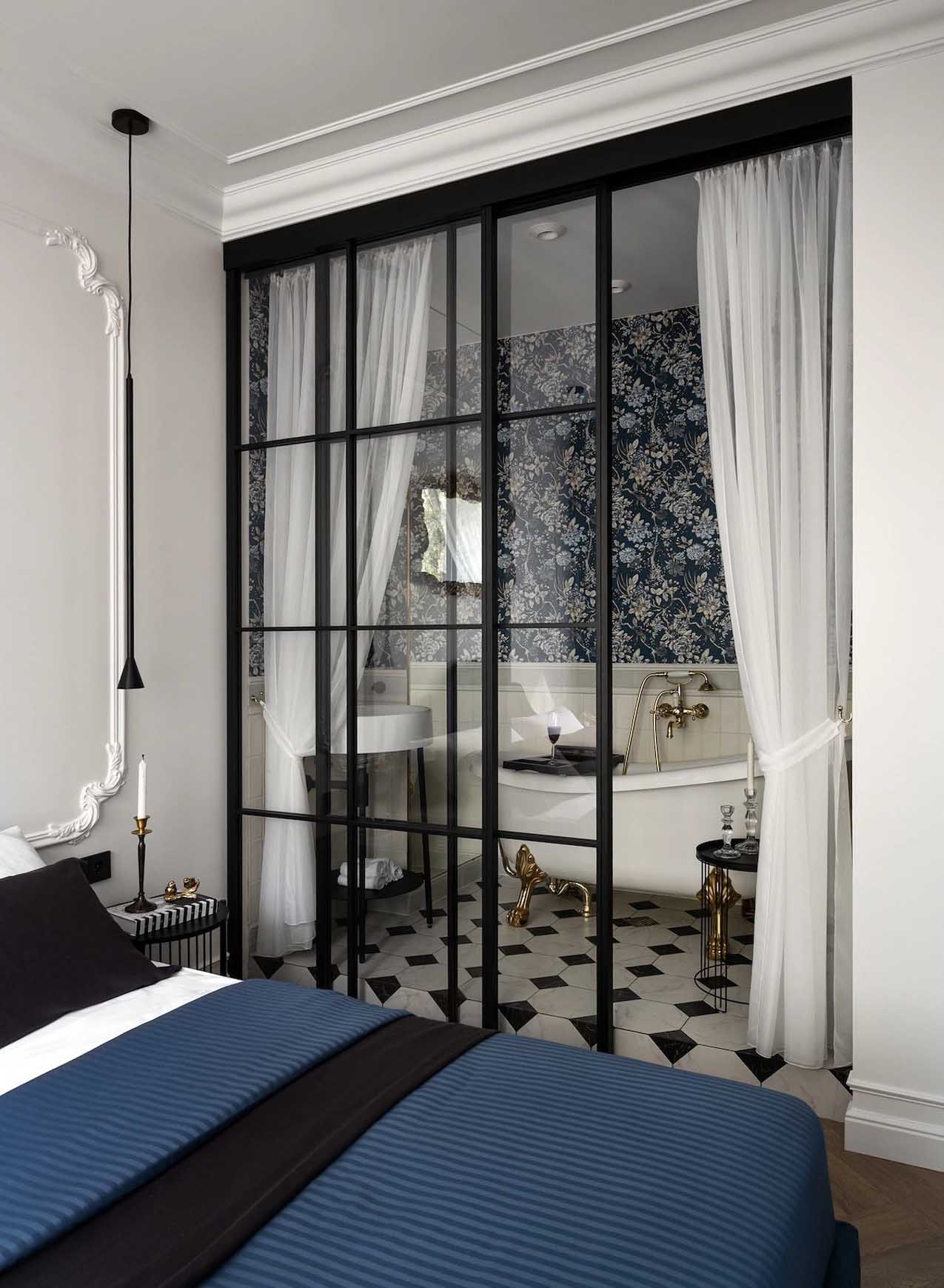 chambre avec verrière et salle de bain décoration classique chic appartement 45m2 style Paris Haussmannien chambre avec verrière et salle de bain décoration classique chic appartement 45m2 style Paris Haussmannien
