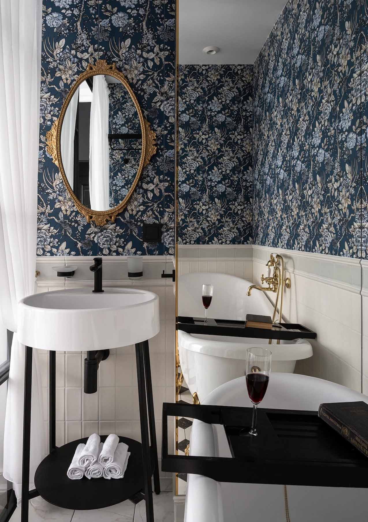 salle de bain style rétro baignoire pieds de lion doré carrelage bleu et blanc sol marbre blanc cabochons noir salle de bain style rétro baignoire pieds de lion doré carrelage bleu et blanc sol marbre blanc cabochons noir