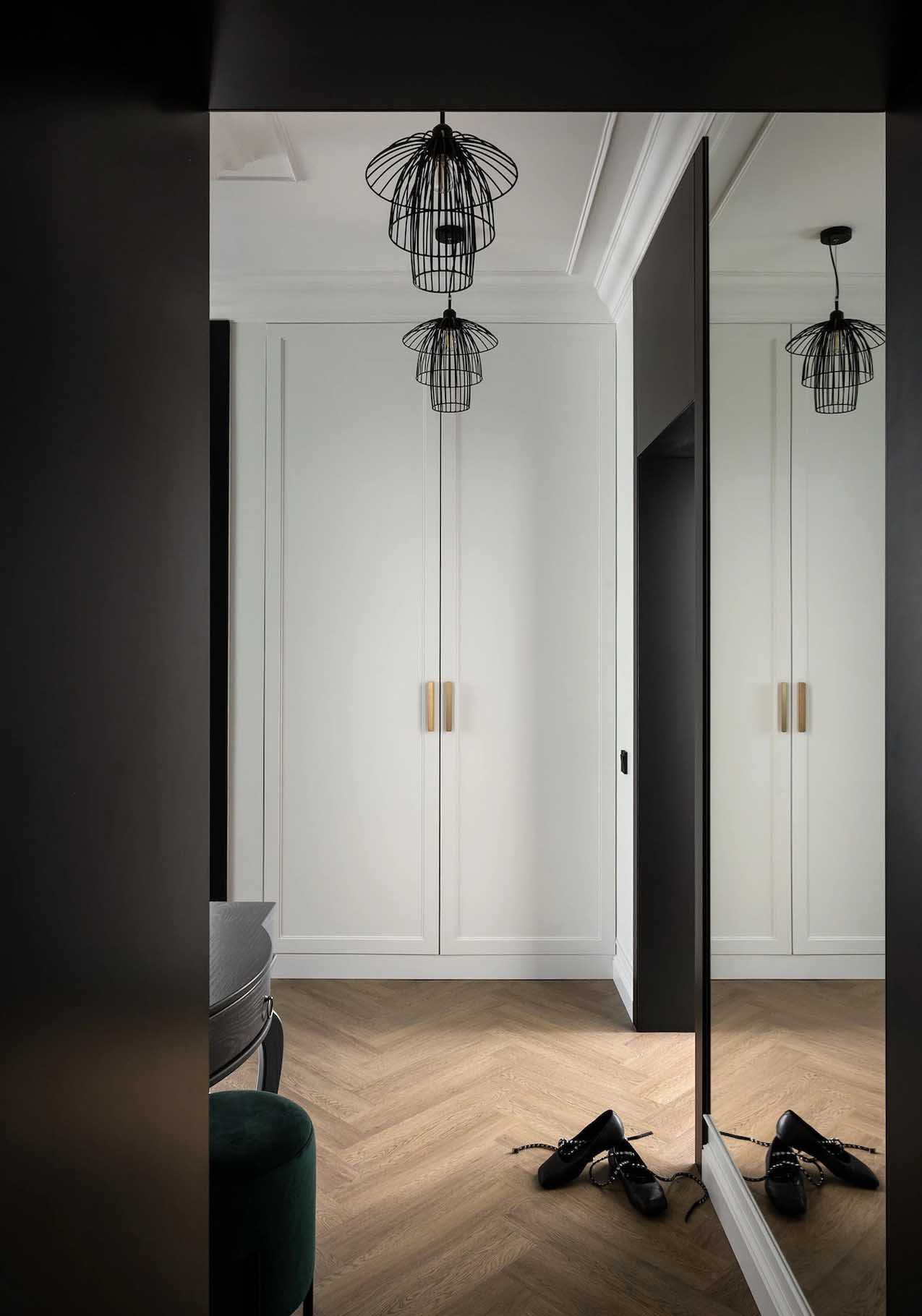 entrée noire et blanche avec parquet et grand miroir entrée noire et blanche avec parquet et grand miroir