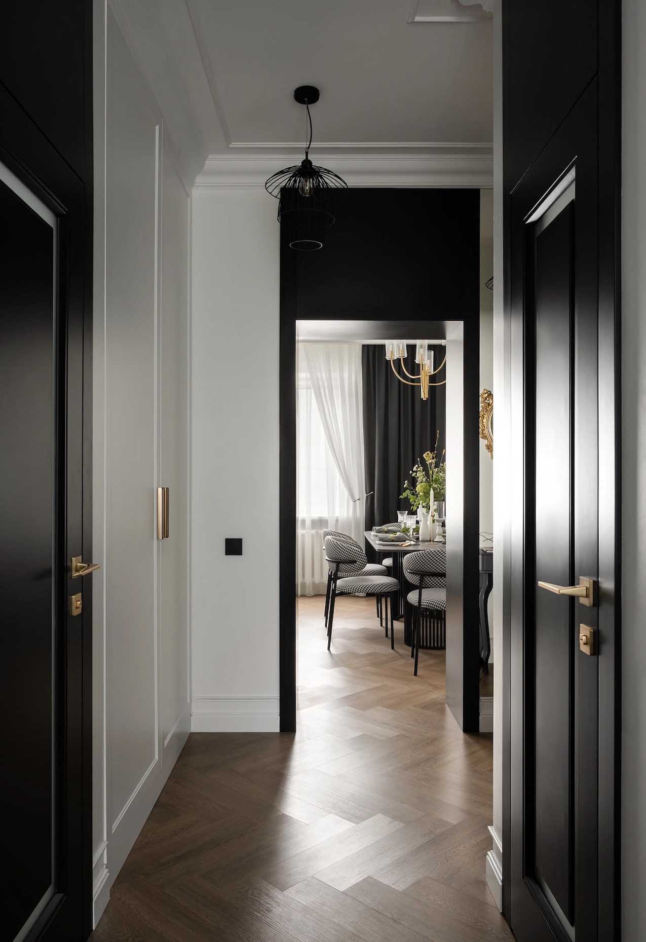entrée noire et blanche avec parquet et grand miroir entrée noire et blanche avec parquet et grand miroir