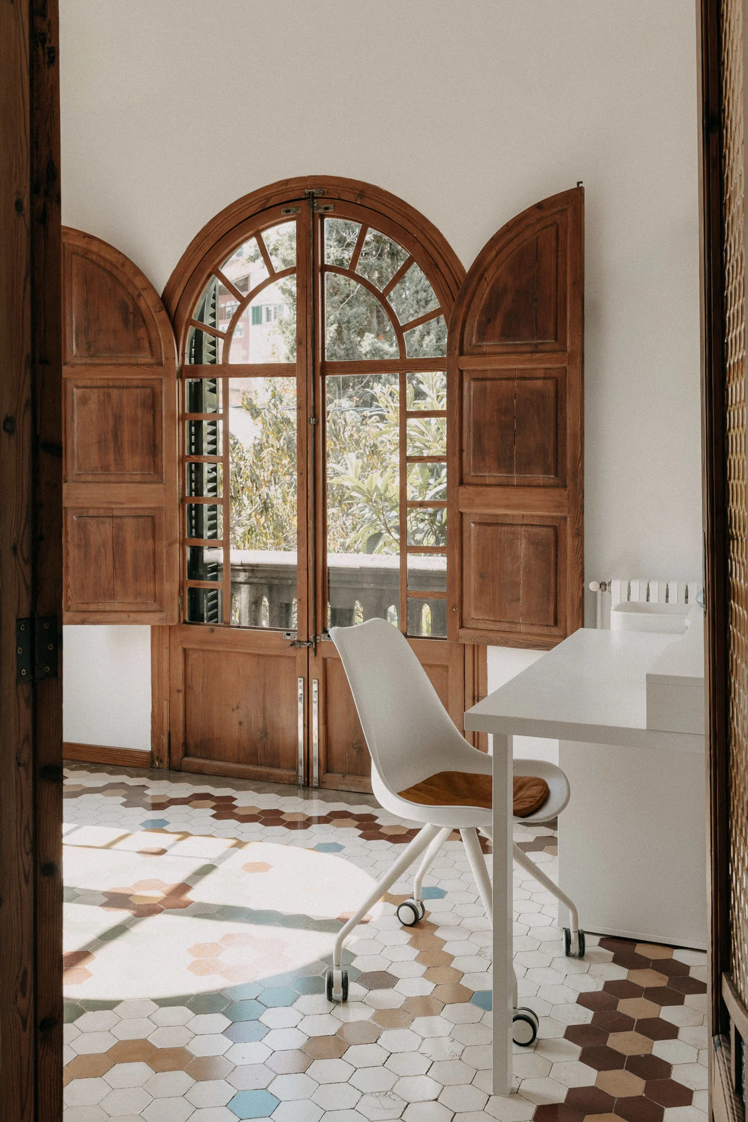 bureau avec carreaux de ciment anciens appartement comme une maison à Majorque décoration contemporaine
