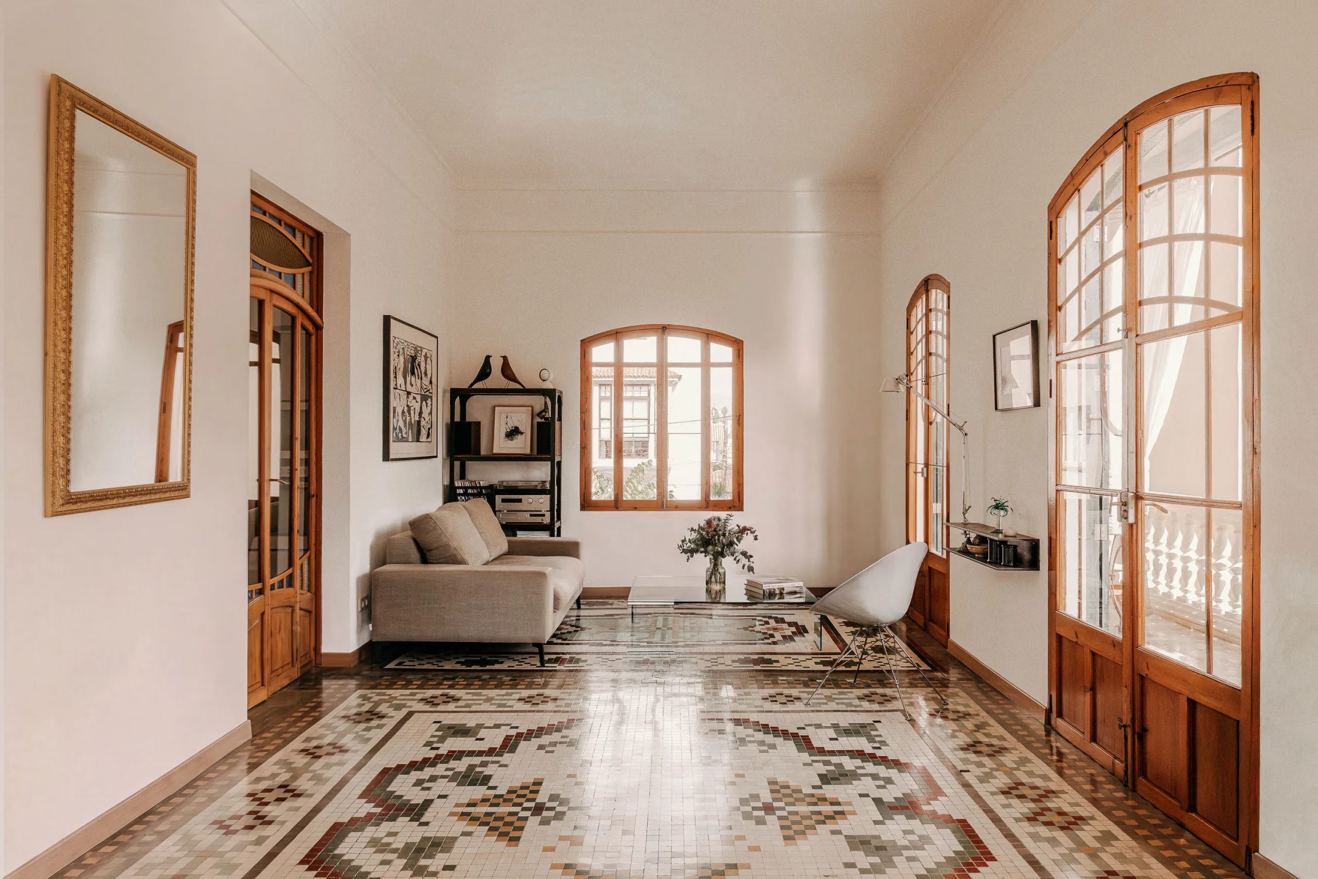 salon avec carreaux de ciment anciens appartement comme une maison à Majorque décoration contemporaine