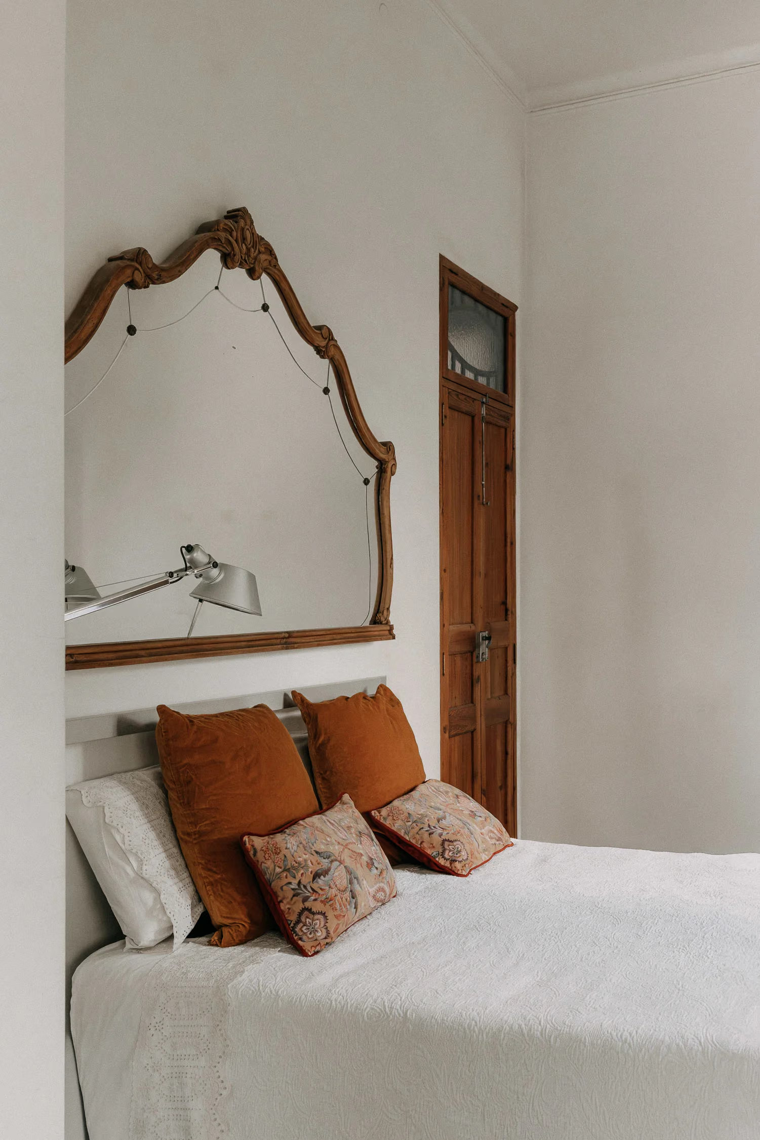 chambre rustique avec miroir ancien