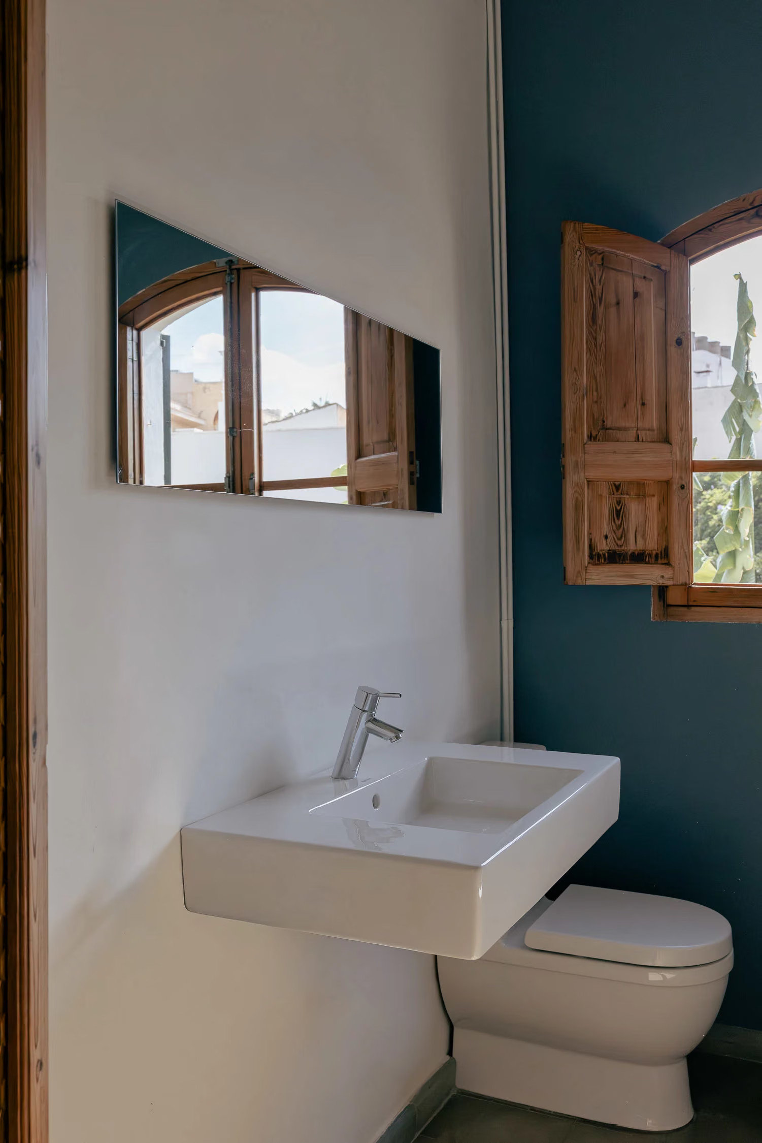 salle de bain contemporaine mur bleu
