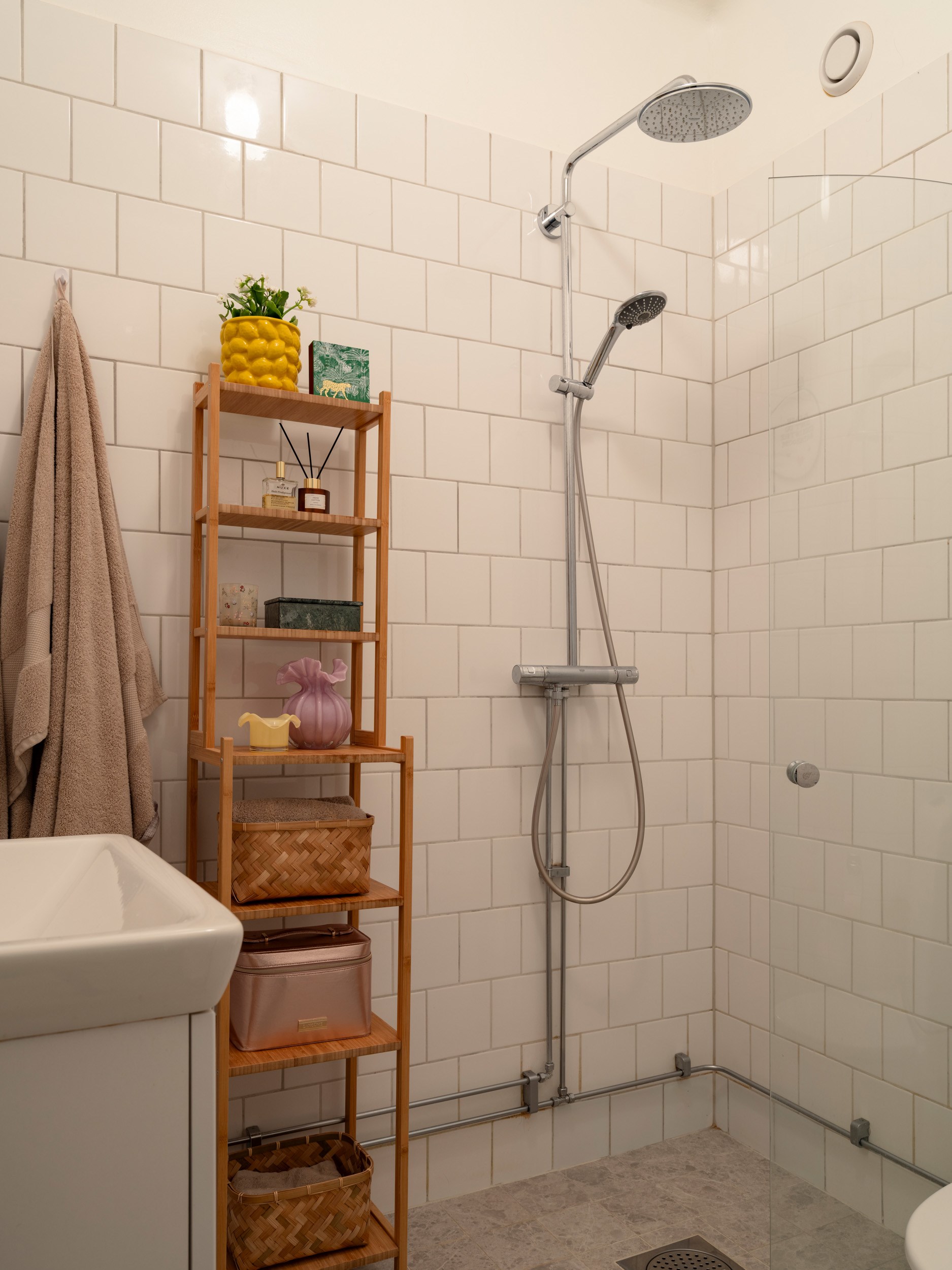 salle d'eau blanche douche italienne
