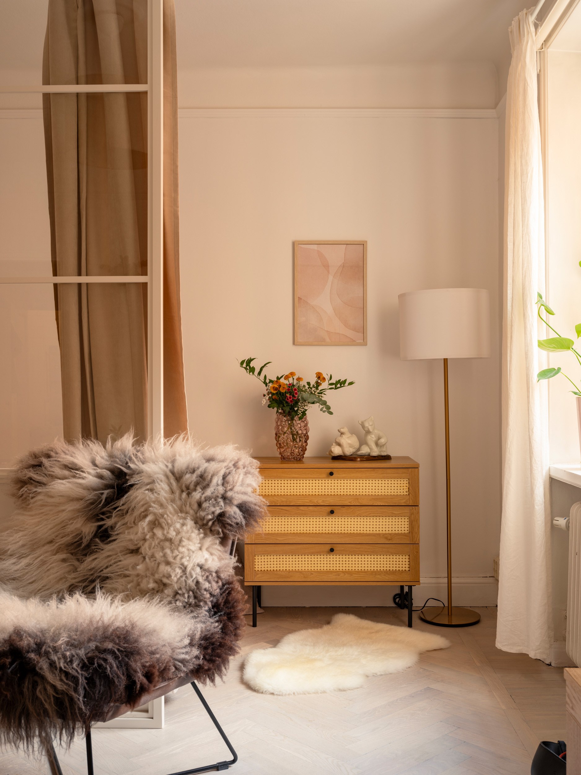 salon avec verrière blanche légère pour espace chambre décoration scandinave studio 37m2