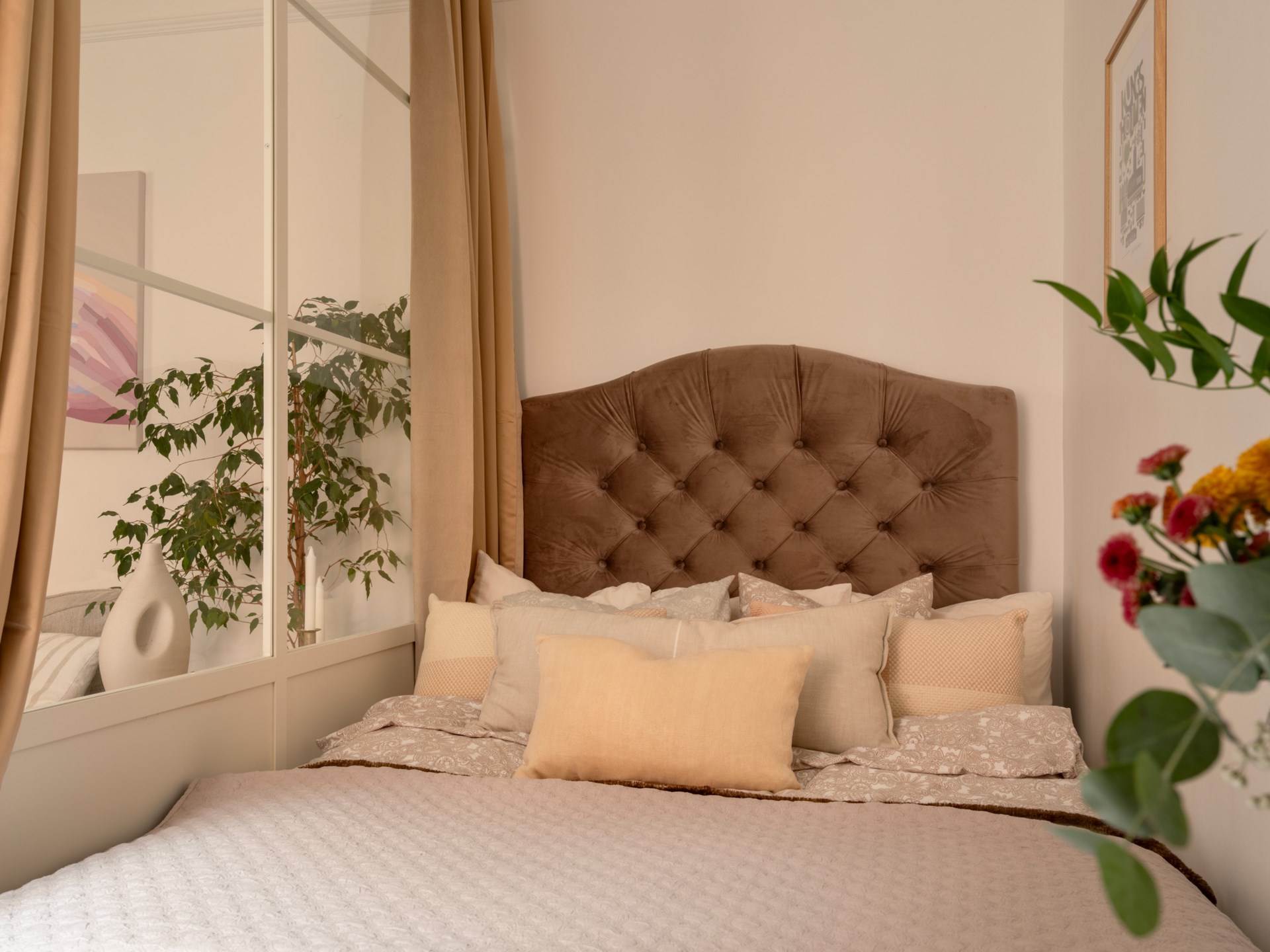 espace chambre avec verrière blanche décoration scandinave et classique studio 37m2