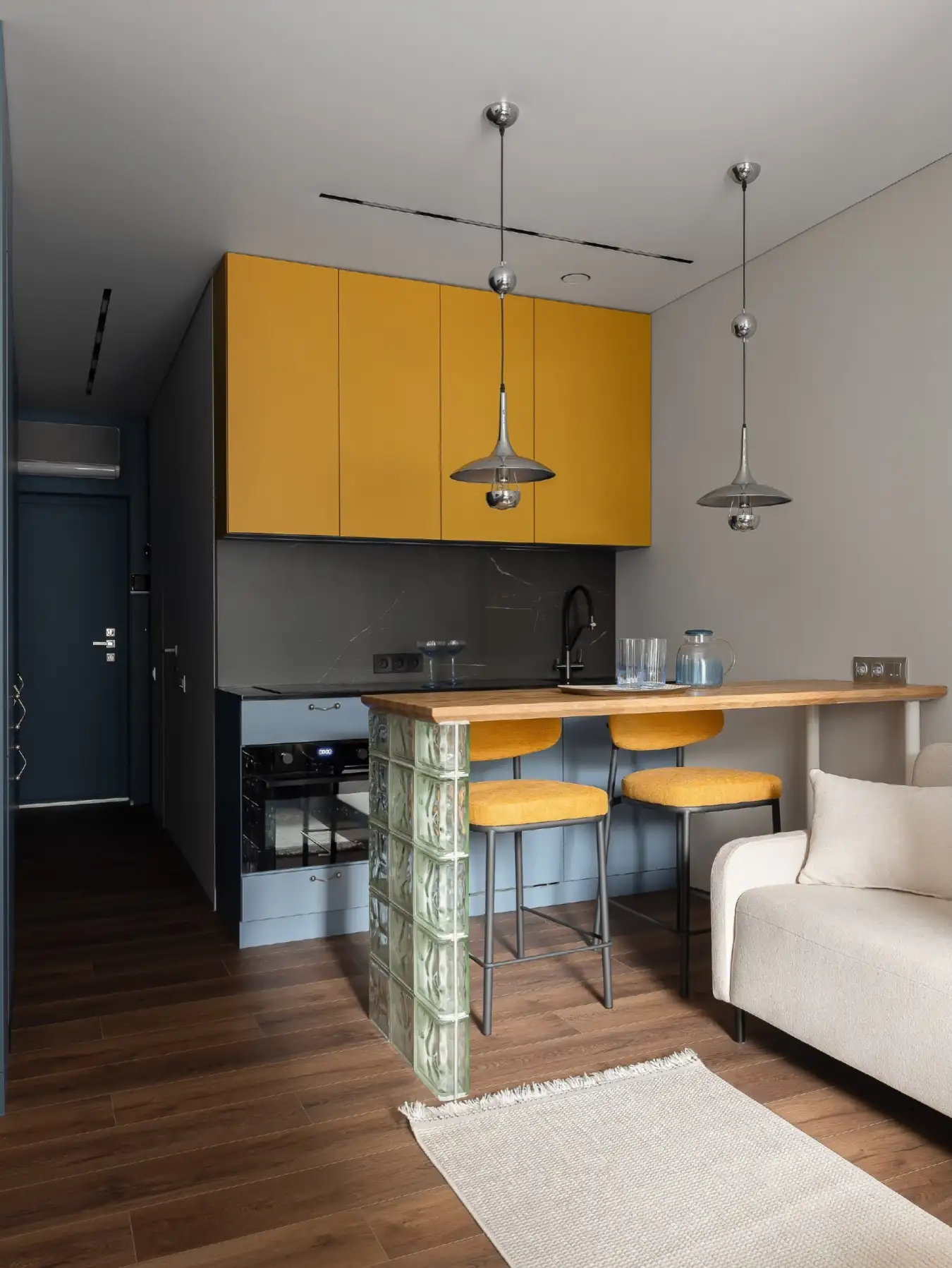 cuisine jaune et salon avec briques de verre studio de 25m2 décoration contemporaine