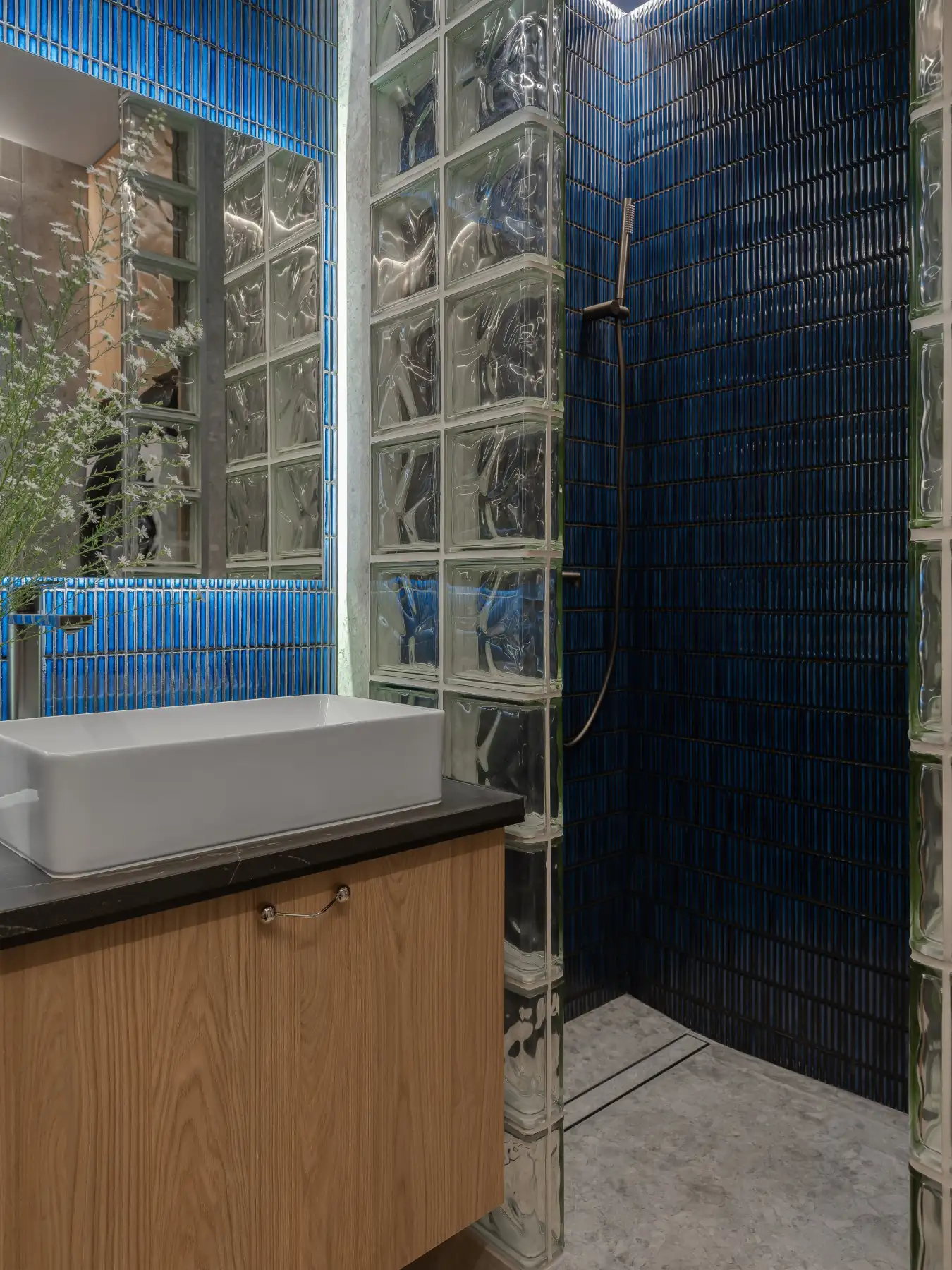 salle de bain avec briques de verre et carrelage bleu décoration contemporaine