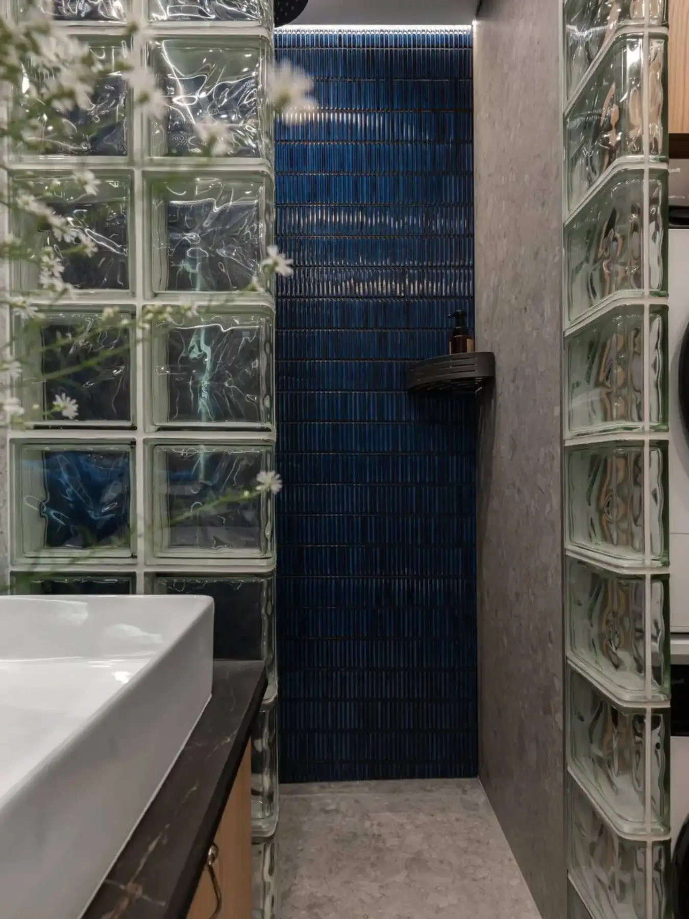 salle de bain avec briques de verre et carrelage bleu décoration contemporaine