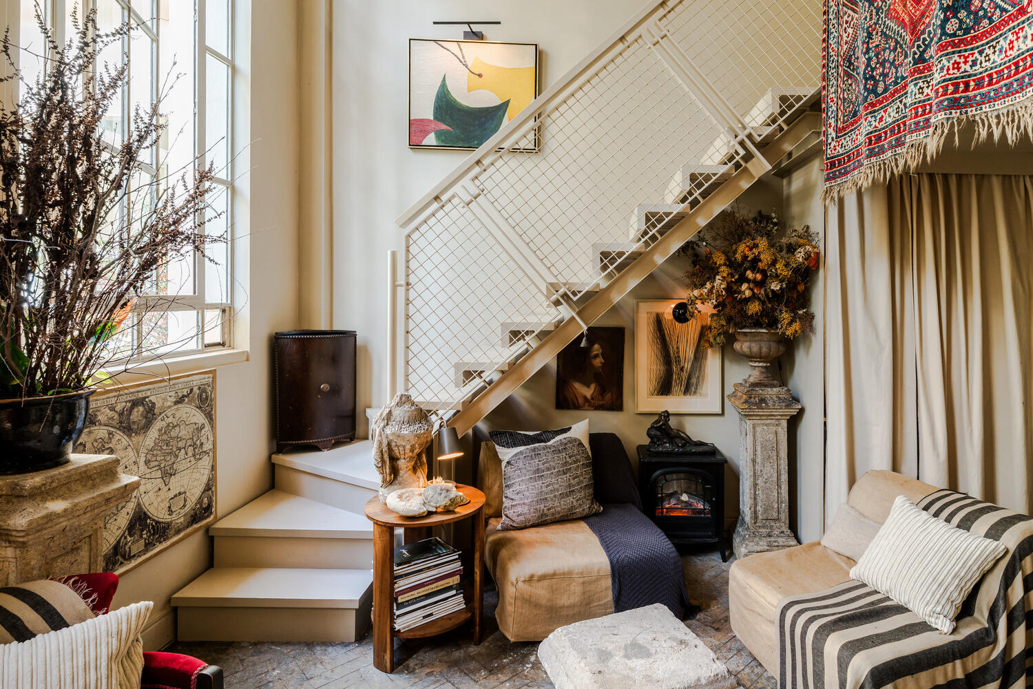 salon double hauteur avec escalier décoration vintage petit duplex de 53m2 dans Beaux Arts Building Londres