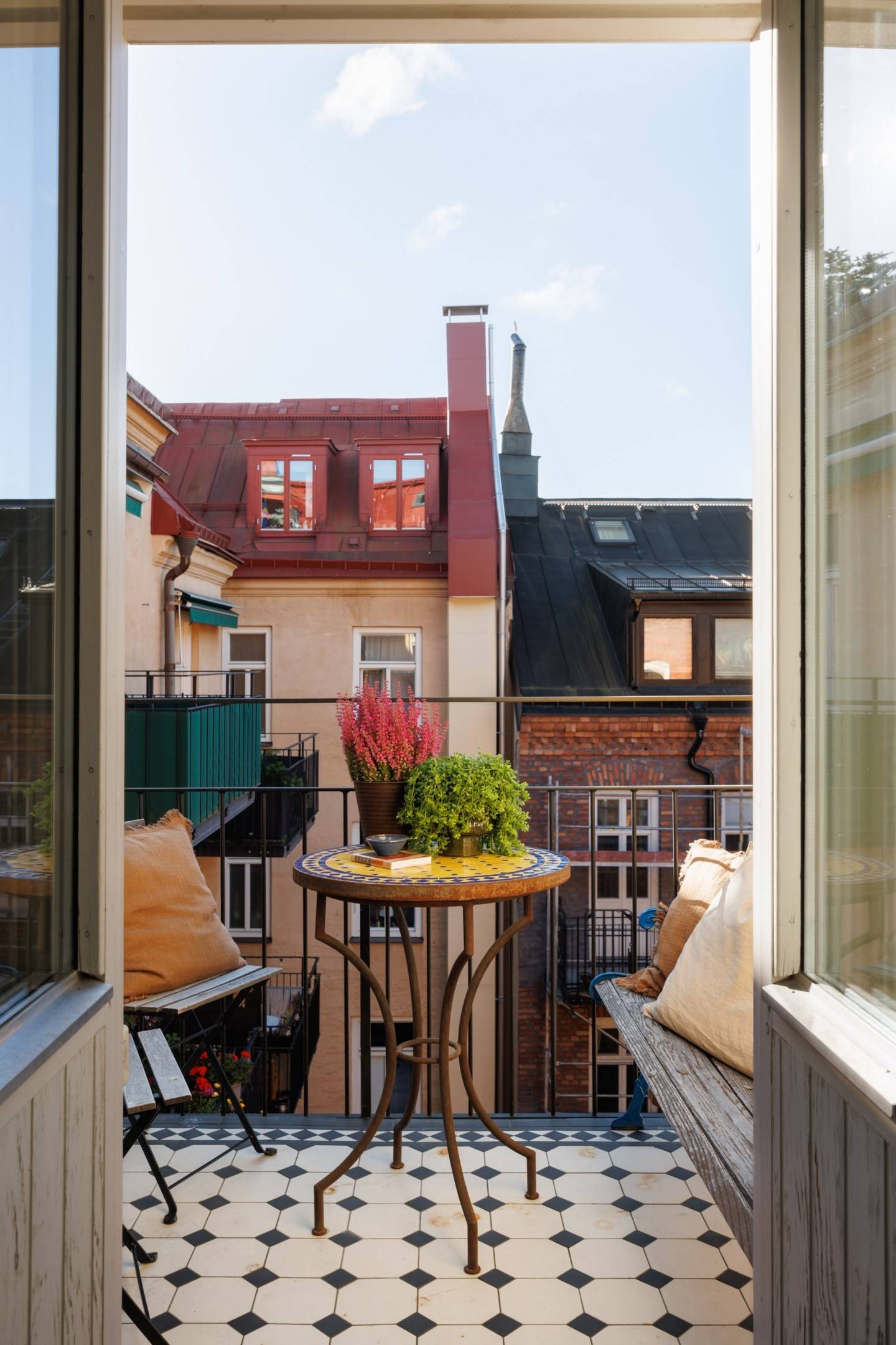 balcon sol blanc cabochons noirs balcon sol blanc cabochons noirs