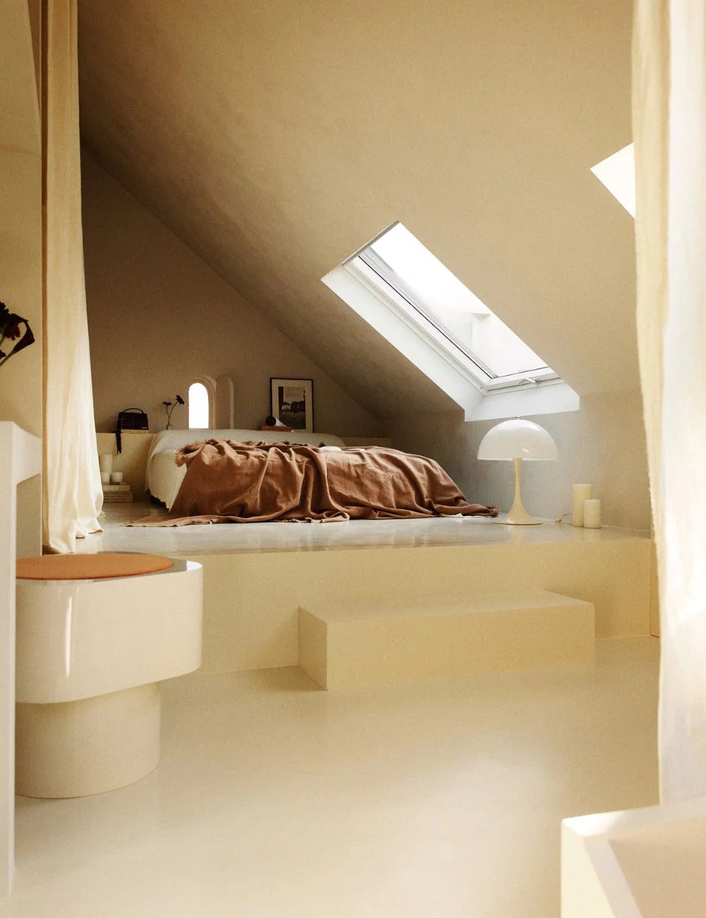 chambre mansardée avec fenêtre de toit appartement Paris décoration contemporaine