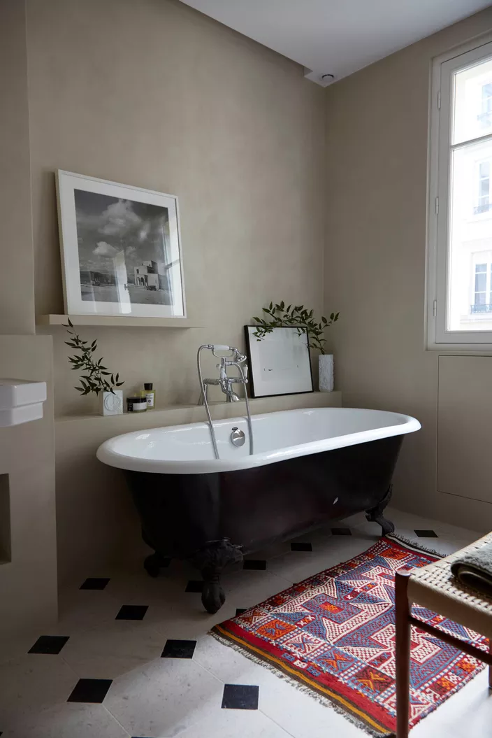 salle de bain rétro sol blanc cabochons noirs