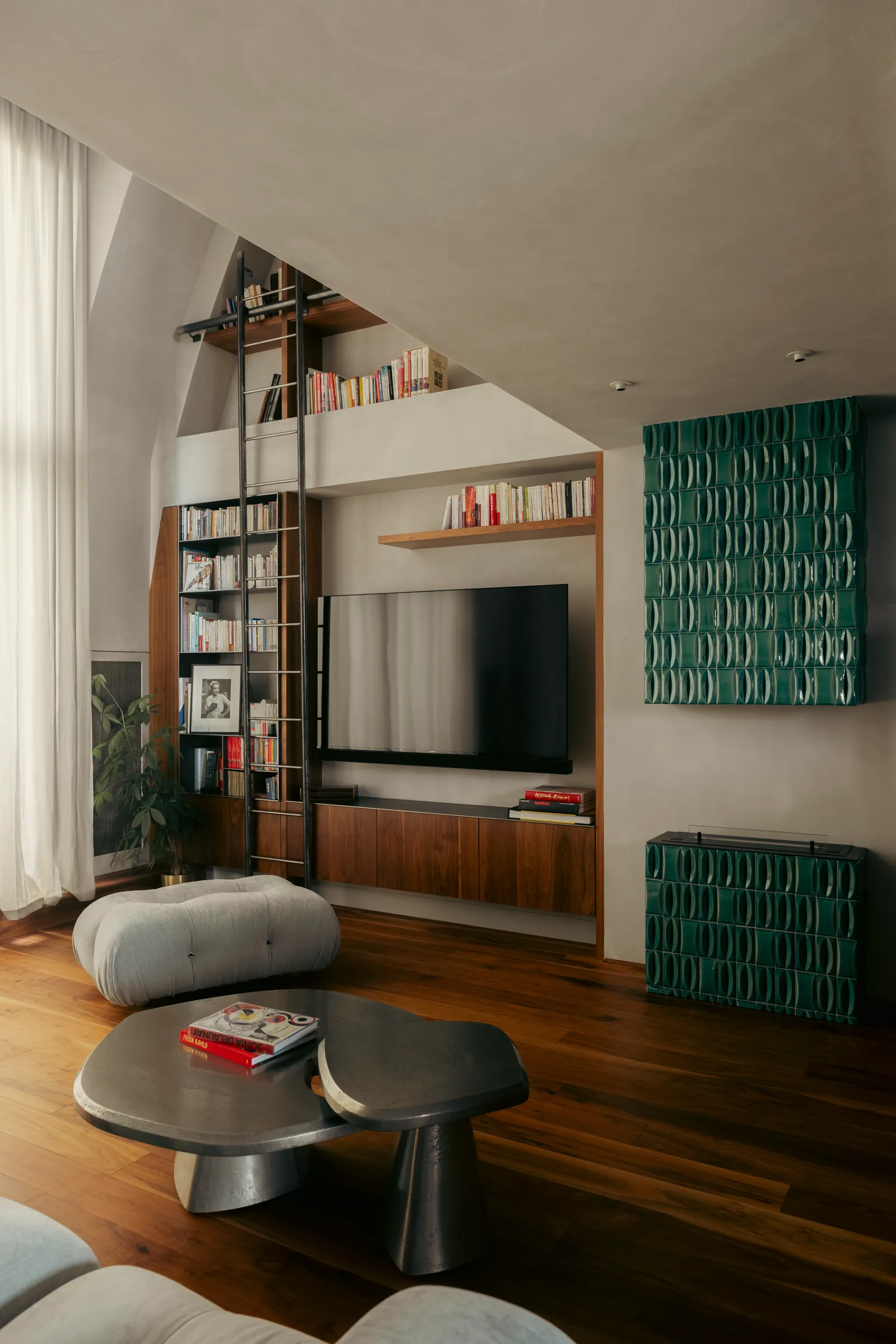salon double hauteur avec mezzanine appartement Paris décoration contemporaine