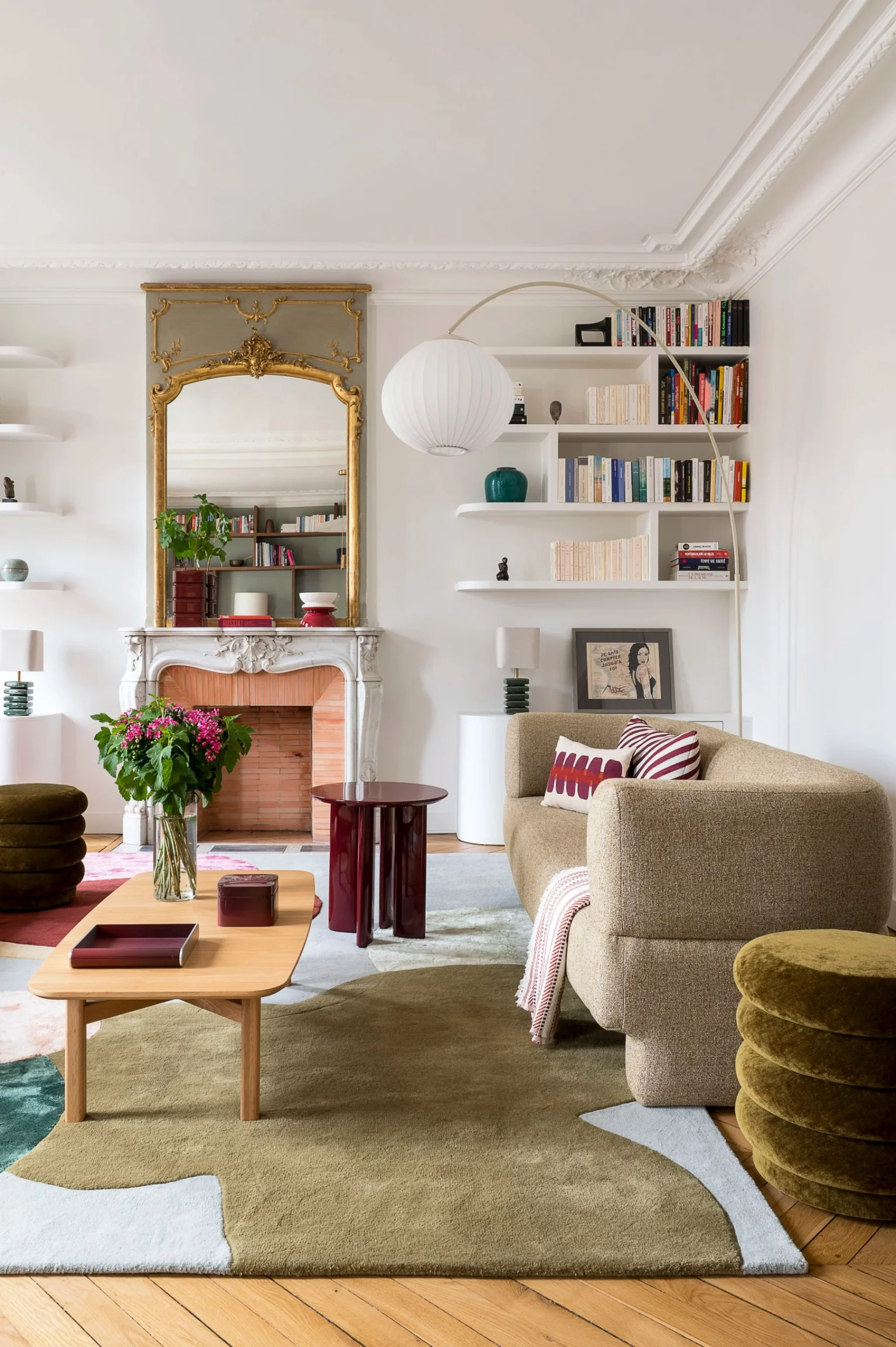 salon appartement haussmannien Paris décoration contemporaine et colorée