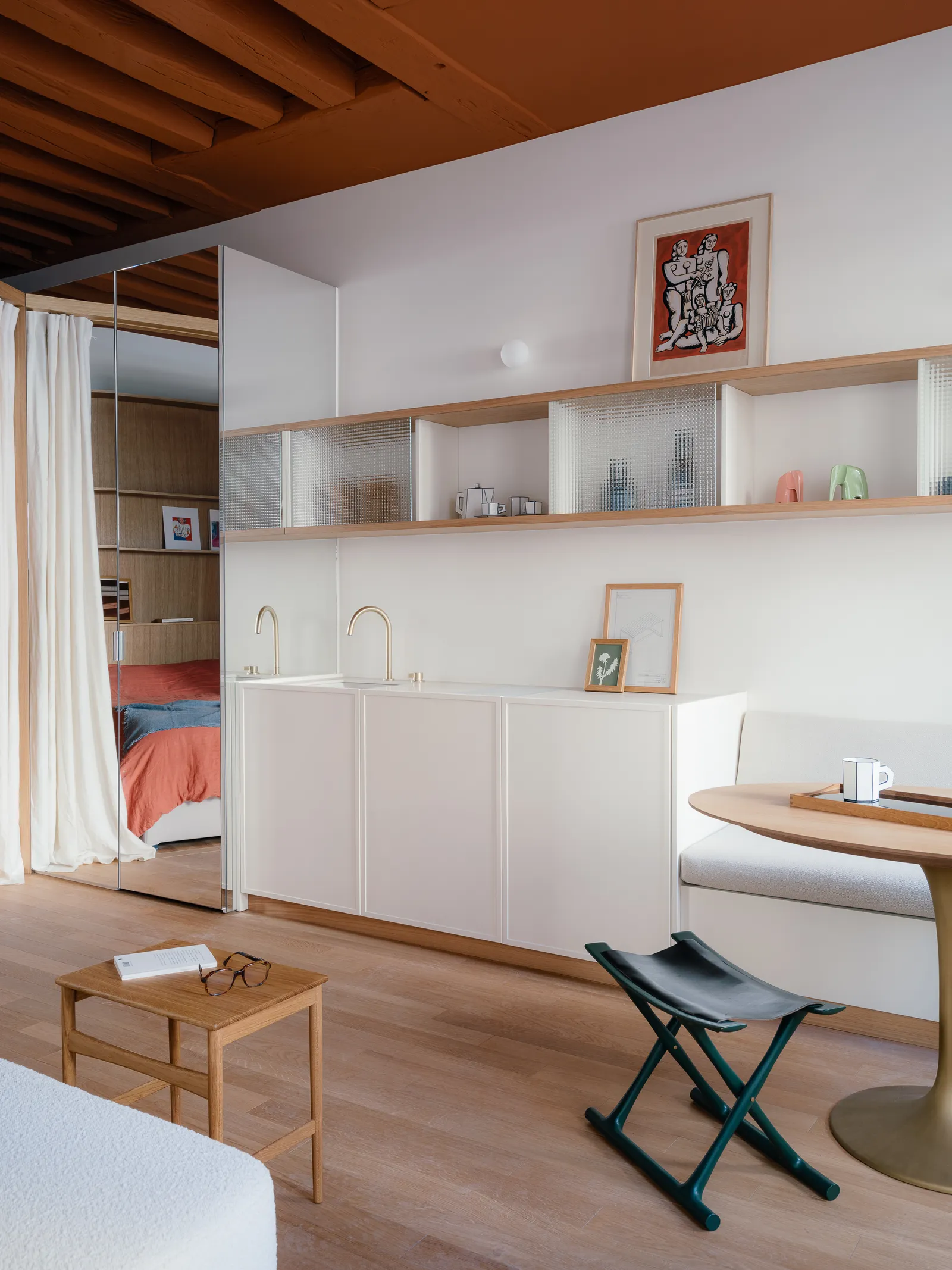 studio Paris avec poutres décoration contemporaine