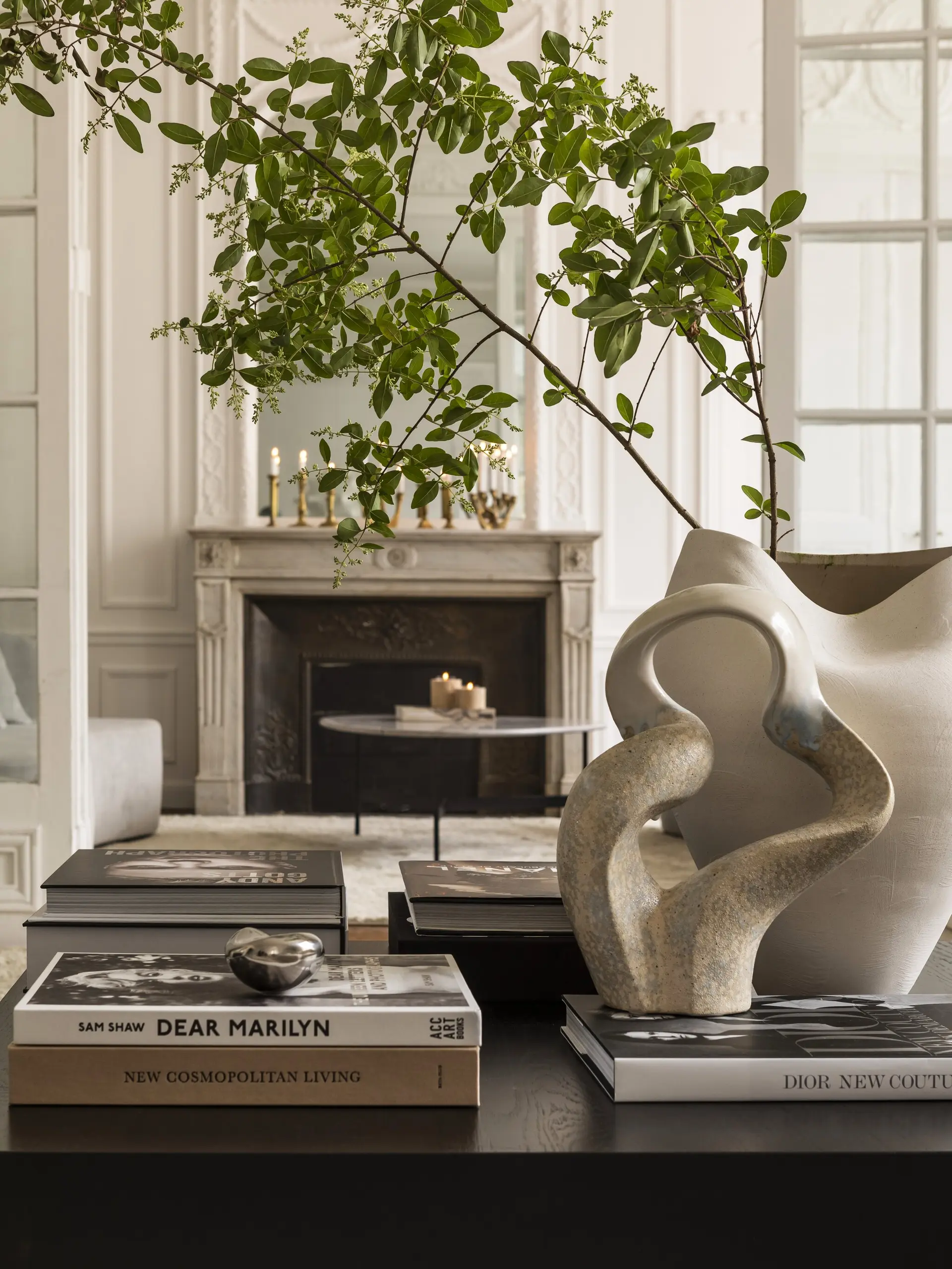 salon avec moulures et cheminée meublé par Slettvoll décoration contemporaine appartement haussmannien