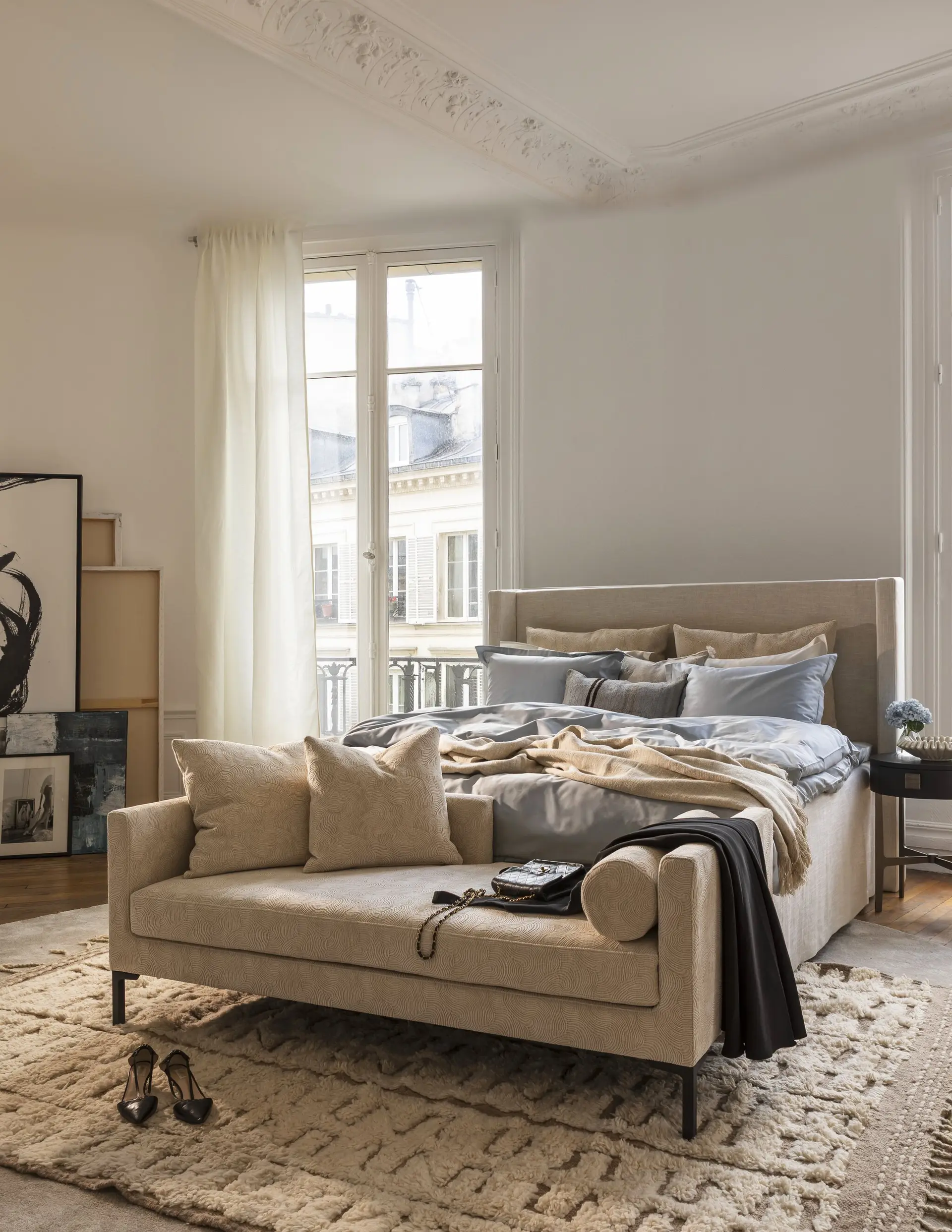 chambre avec moulures meublé par Slettvoll décoration contemporaine appartement haussmannien