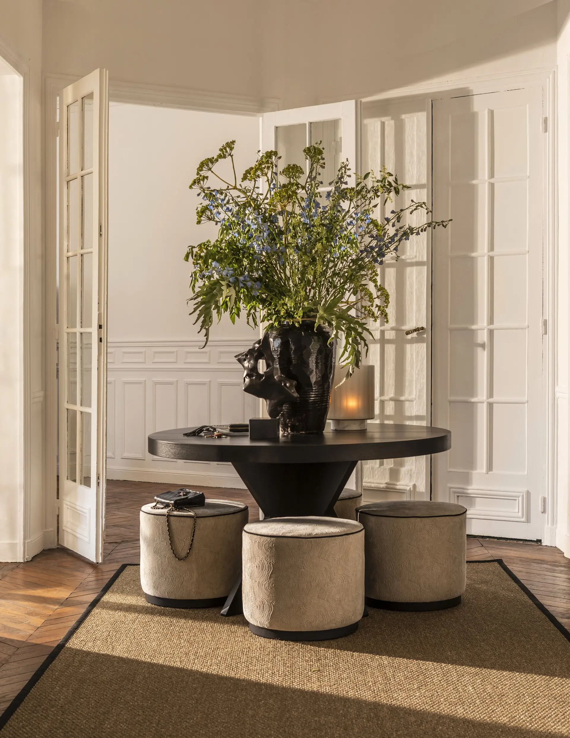 entré avec moulures meublée par Slettvoll décoration contemporaine appartement haussmannien