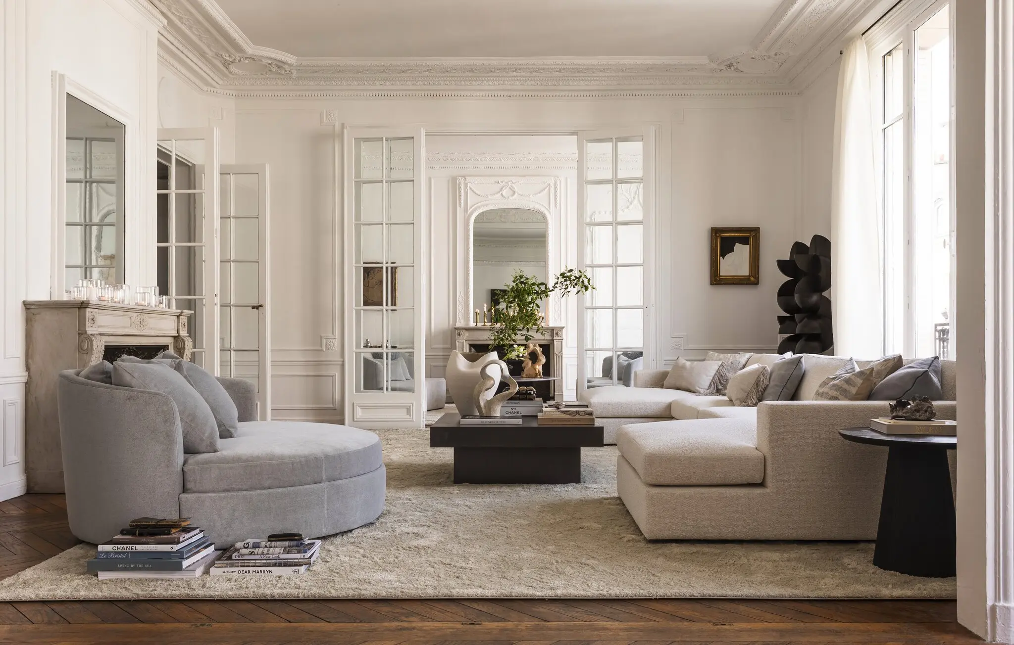 salon avec moulures et cheminée meublé par Slettvoll décoration contemporaine appartement haussmannien