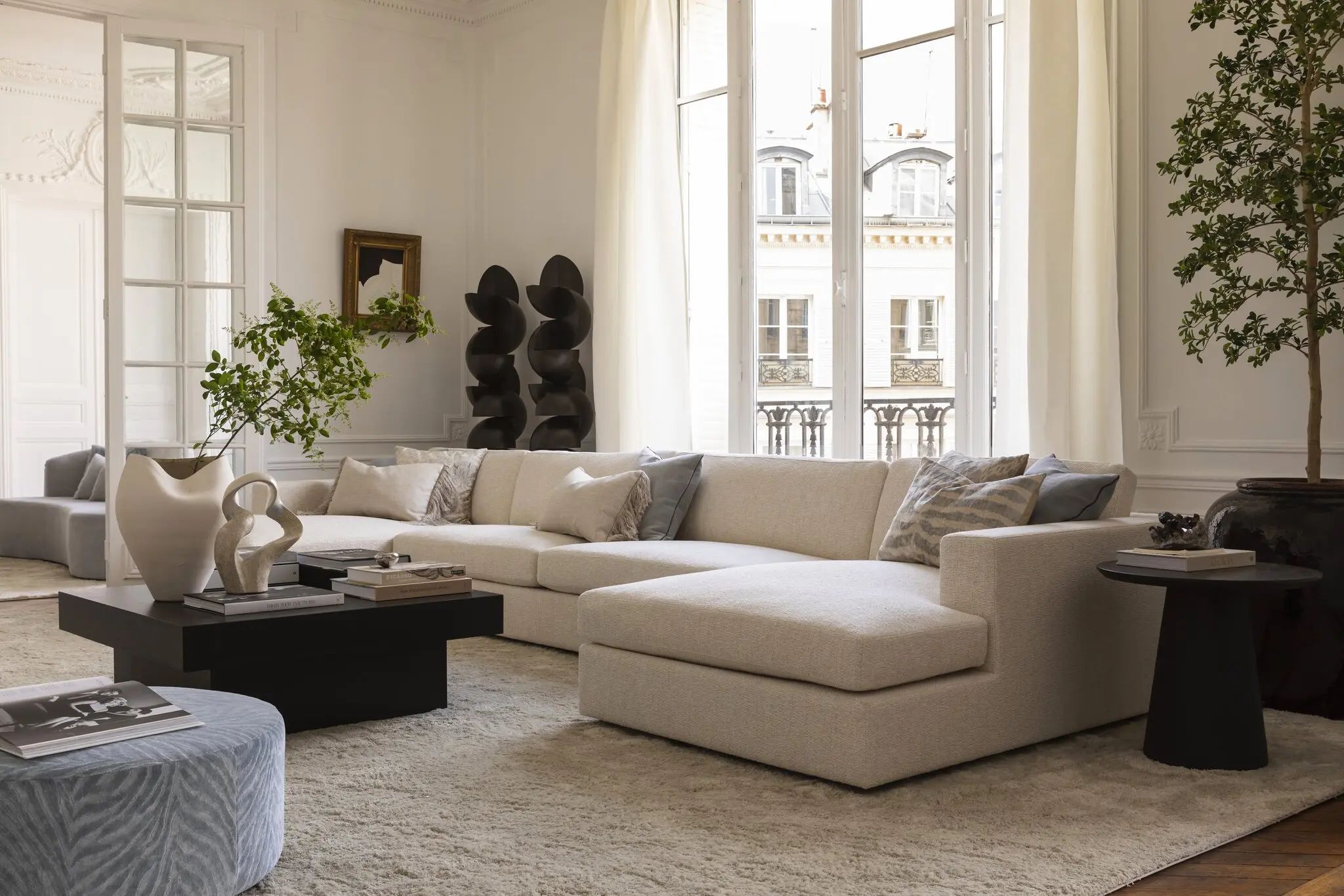 salon avec moulures meublé par Slettvoll décoration contemporaine appartement haussmannien