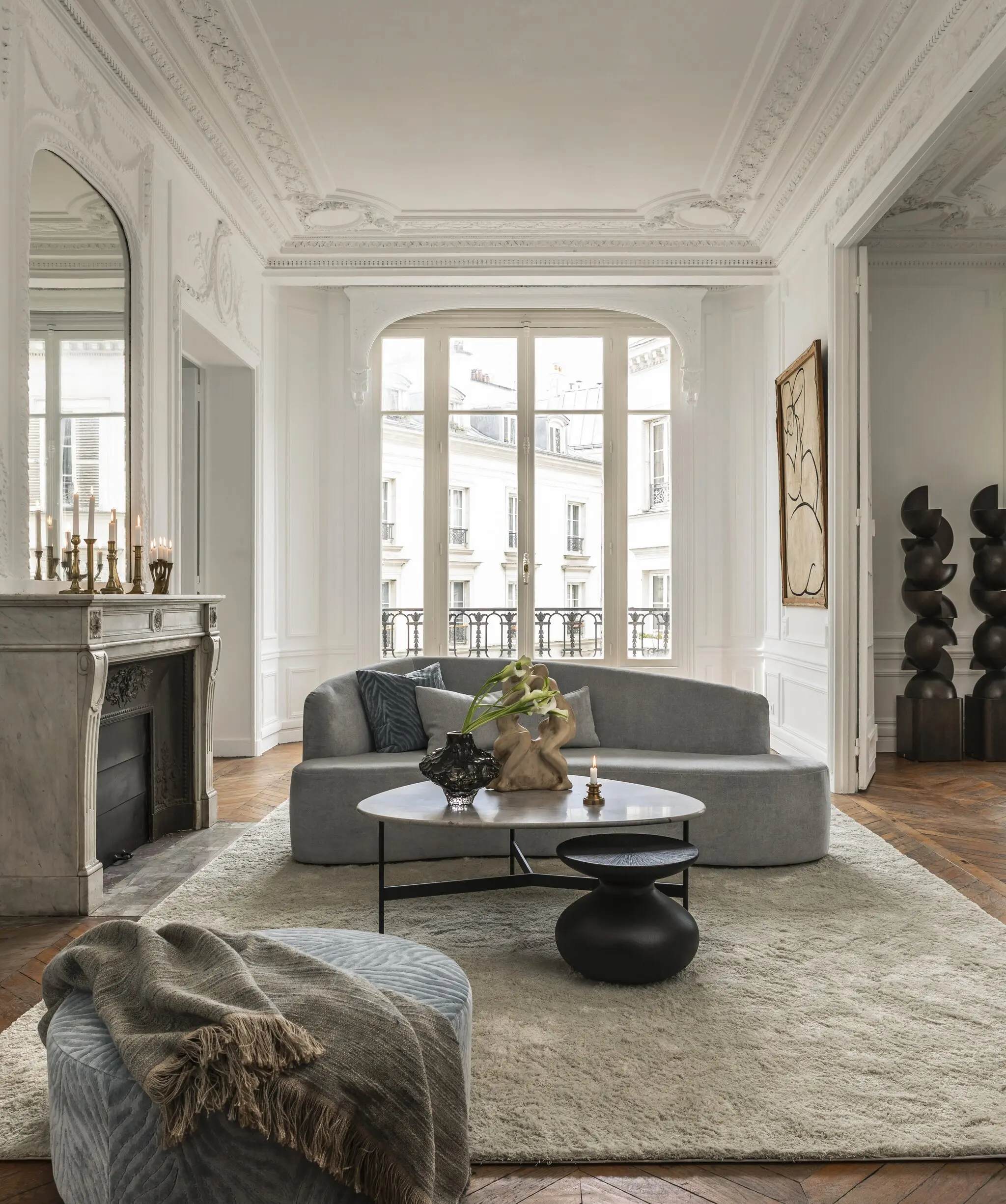 salon avec moulures et cheminée meublé par Slettvoll décoration contemporaine appartement haussmannien