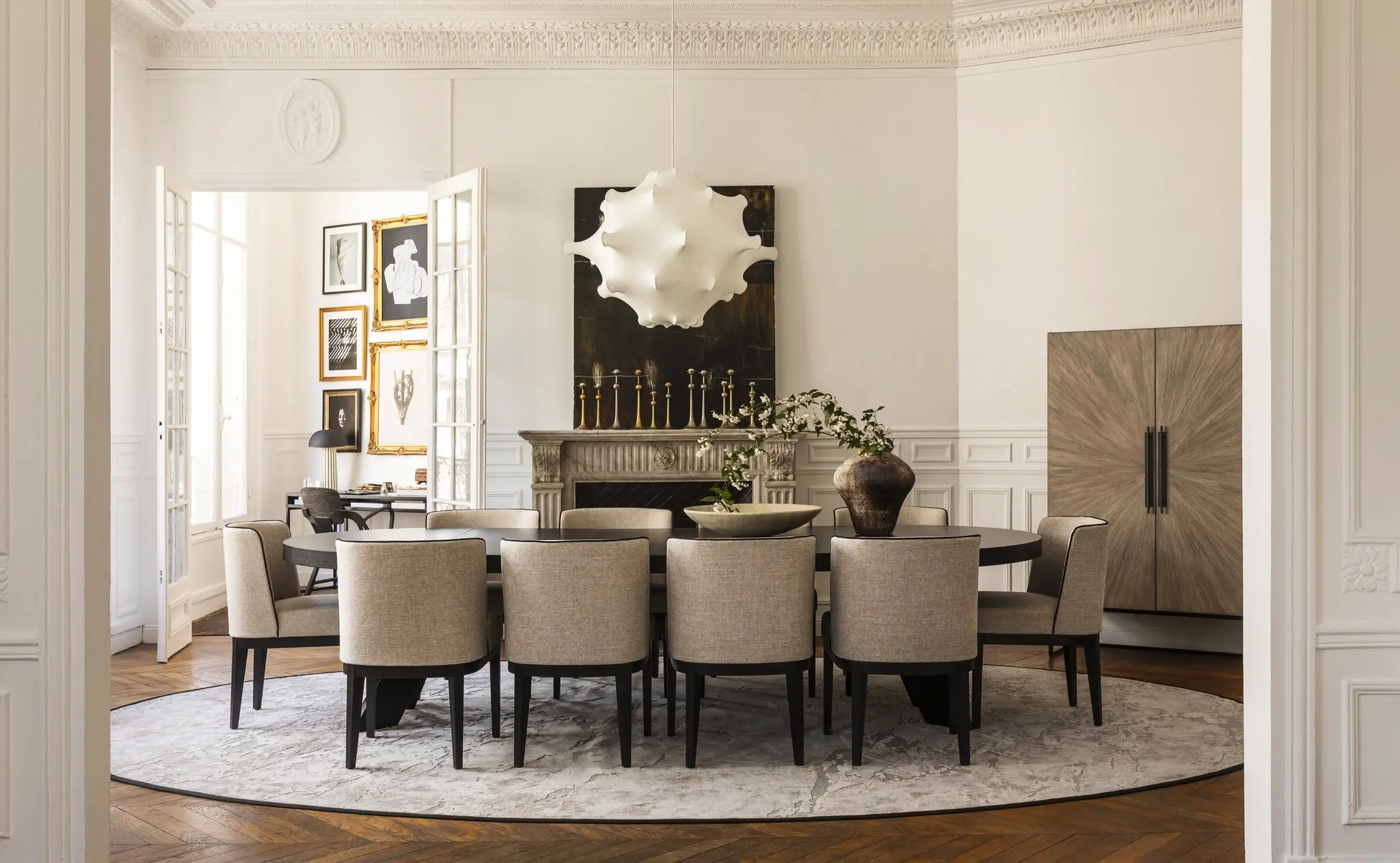 salle à manger avec moulures et cheminée meublé par Slettvoll décoration contemporaine appartement haussmannien
