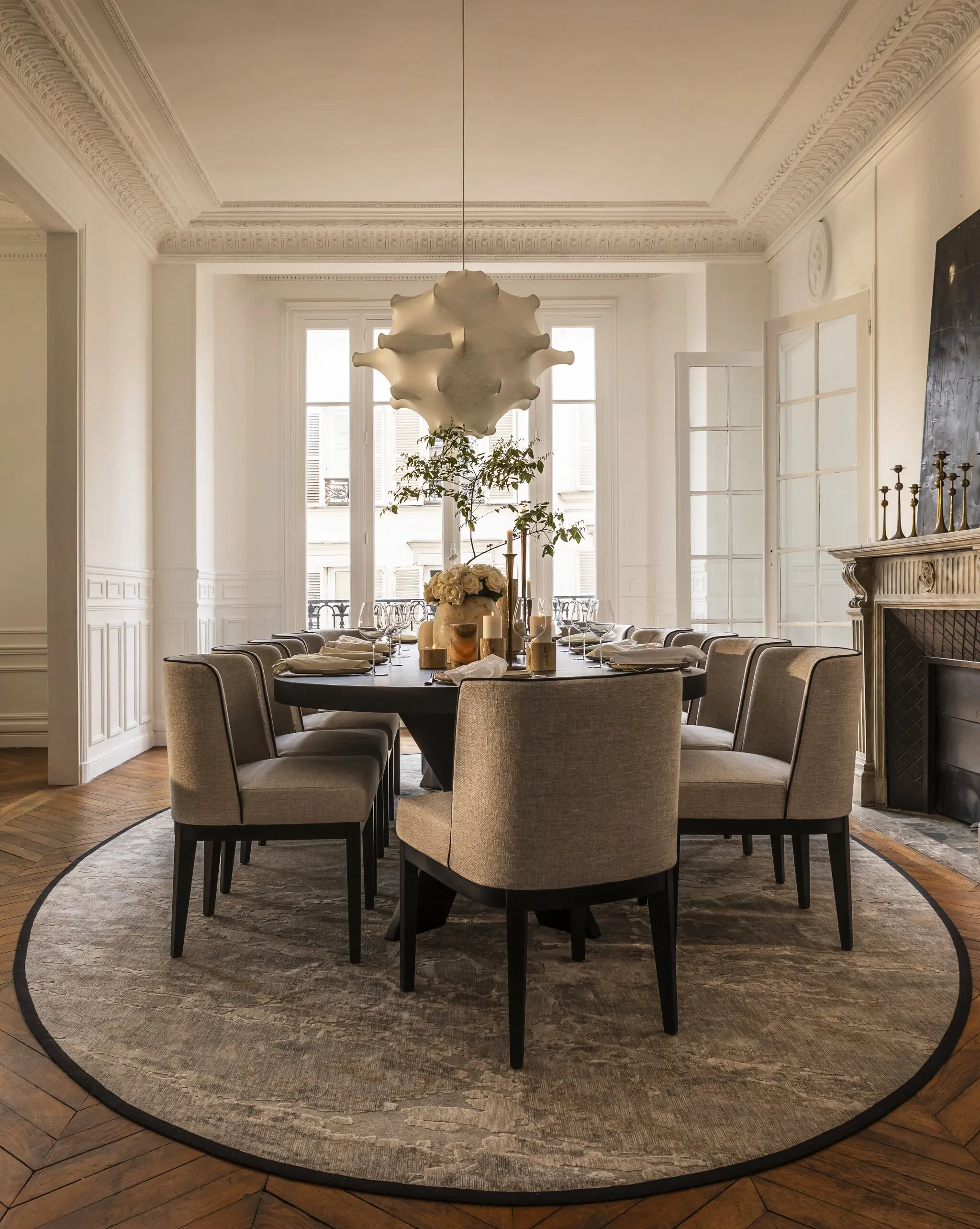 salle à manger avec moulures et cheminée meublé par Slettvoll décoration contemporaine appartement haussmannien