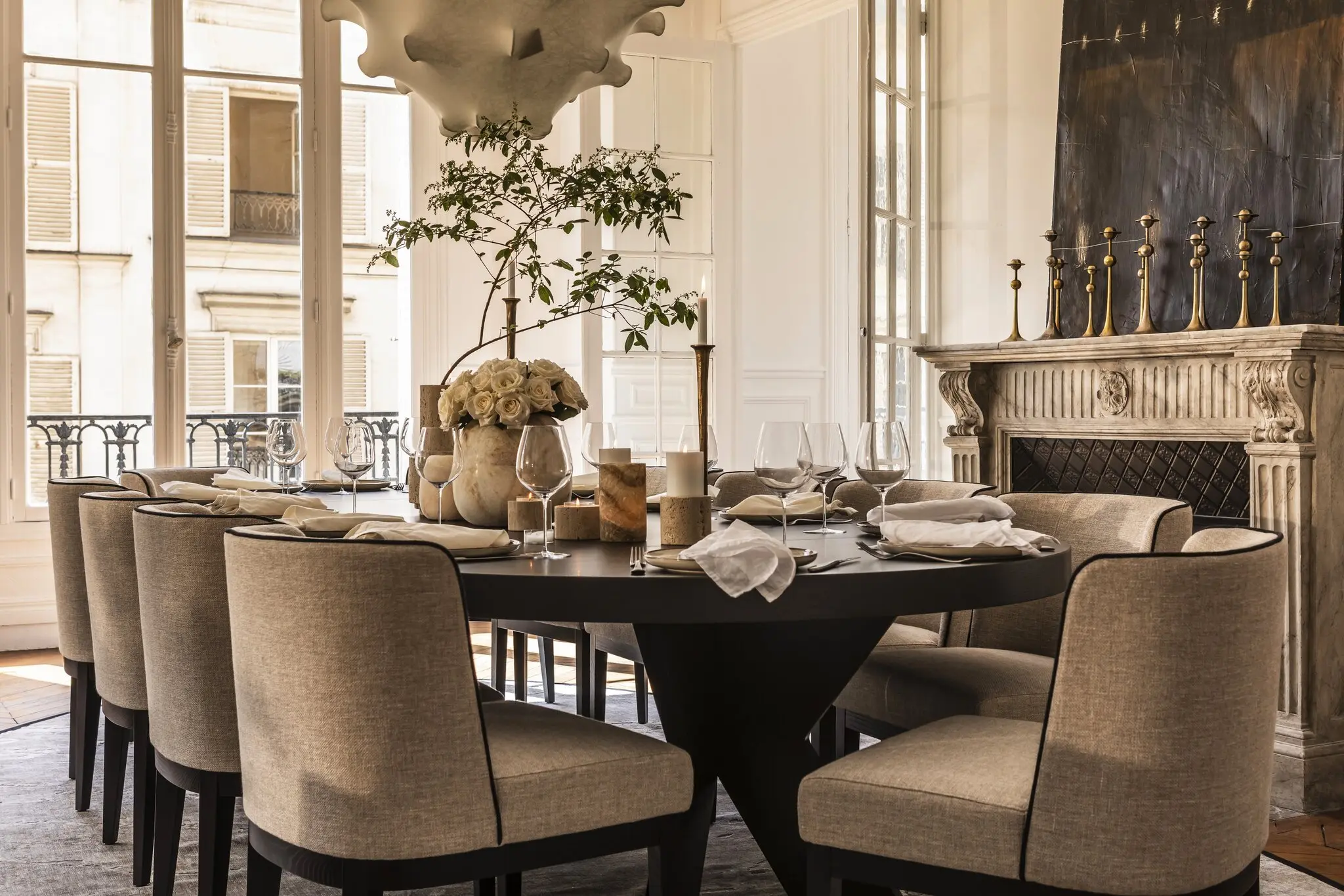 salle à manger avec moulures et cheminée meublé par Slettvoll décoration contemporaine appartement haussmannien