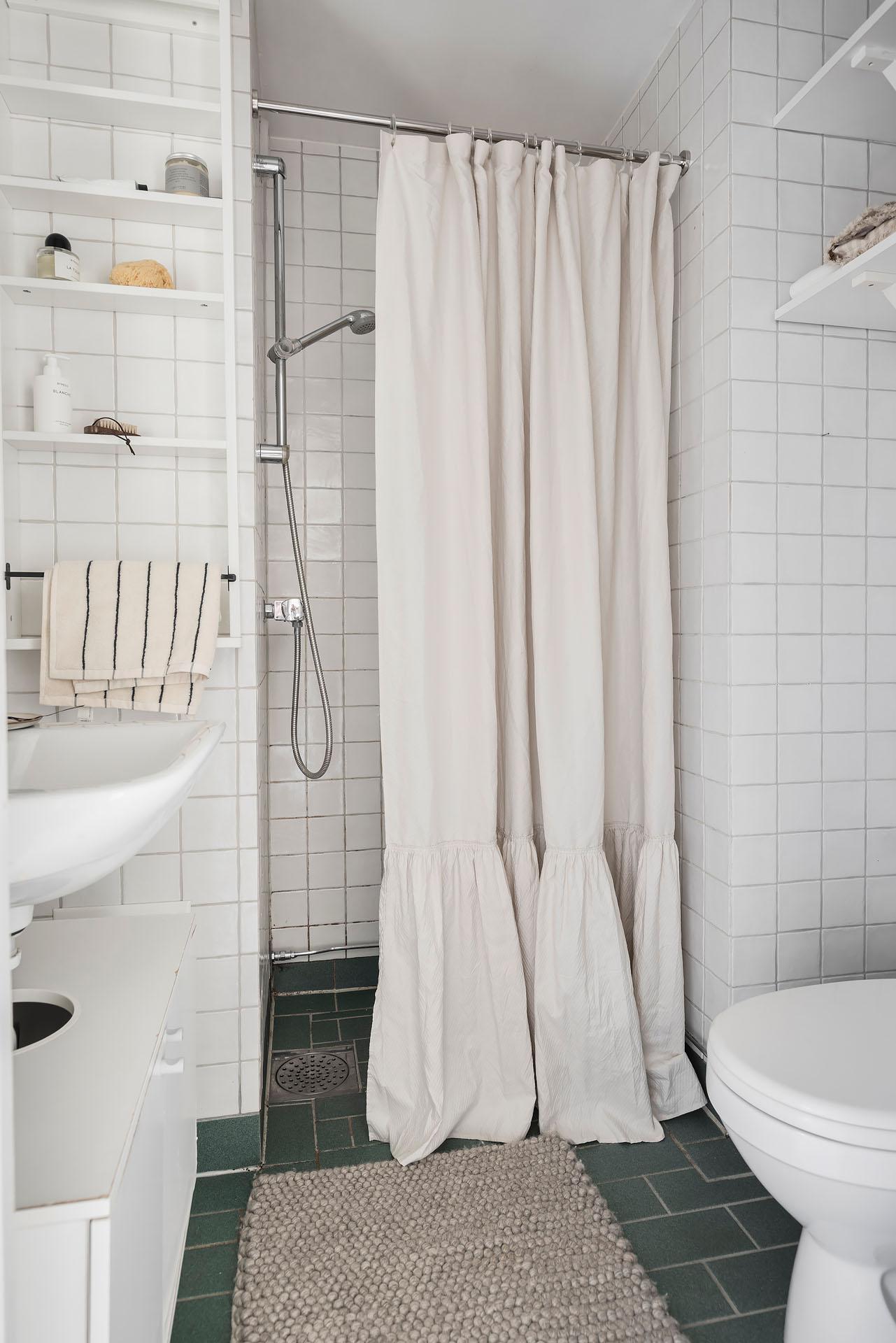 salle de bain blanche et verte décoration scandinave blanche studio 27m2