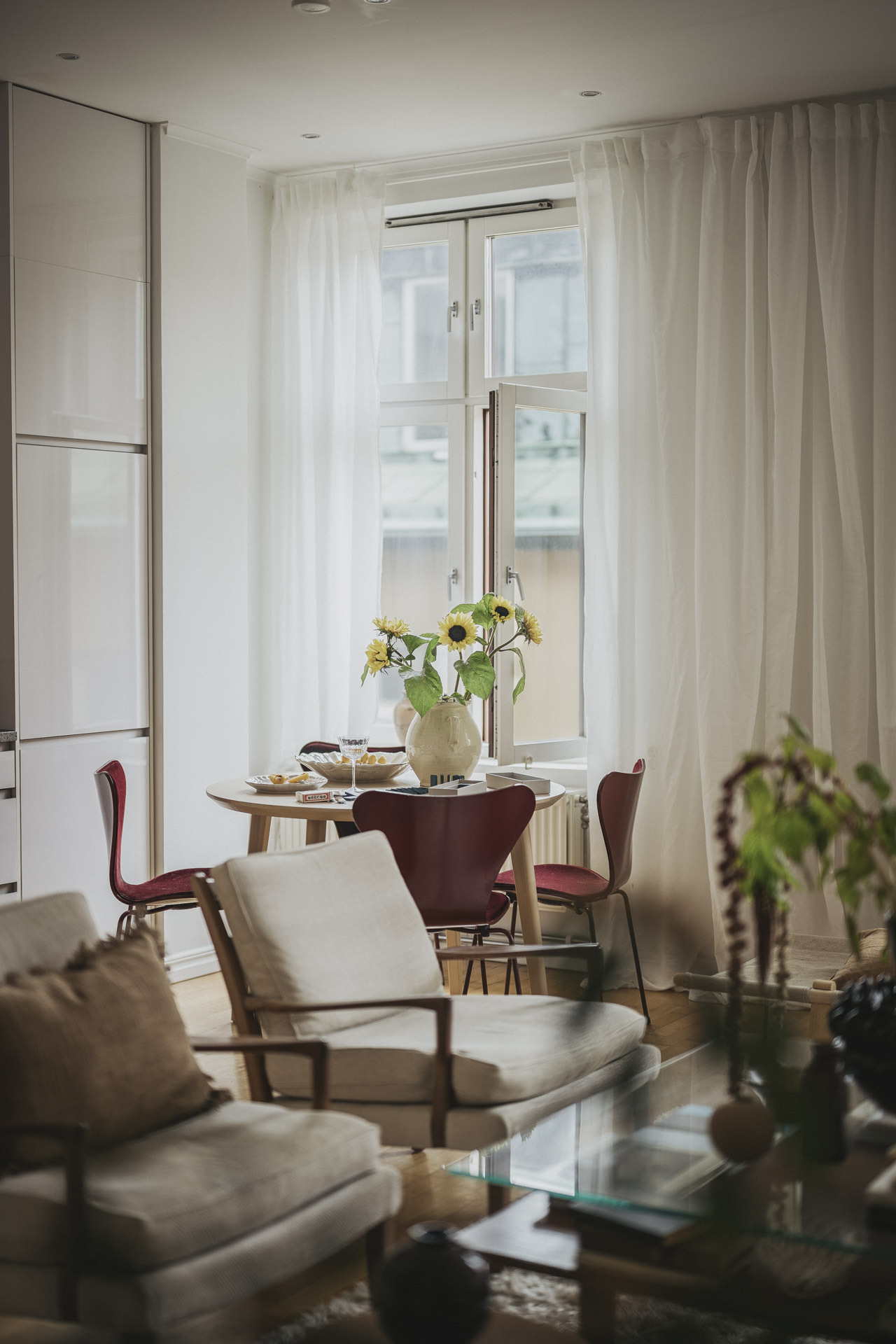 dining room with Serie 7 Jacobsen chairs dining room with Serie 7 Jacobsen chairs